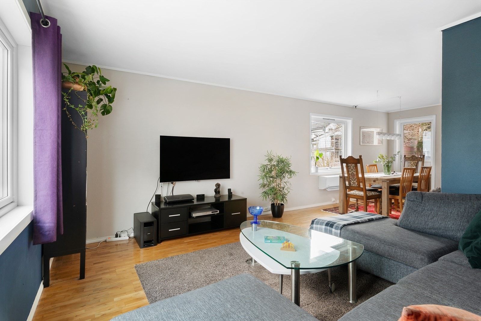 De store vindusflatene på tre av sidene gir rikelig med naturlig lysinnslipp til stuen. Galleribilde