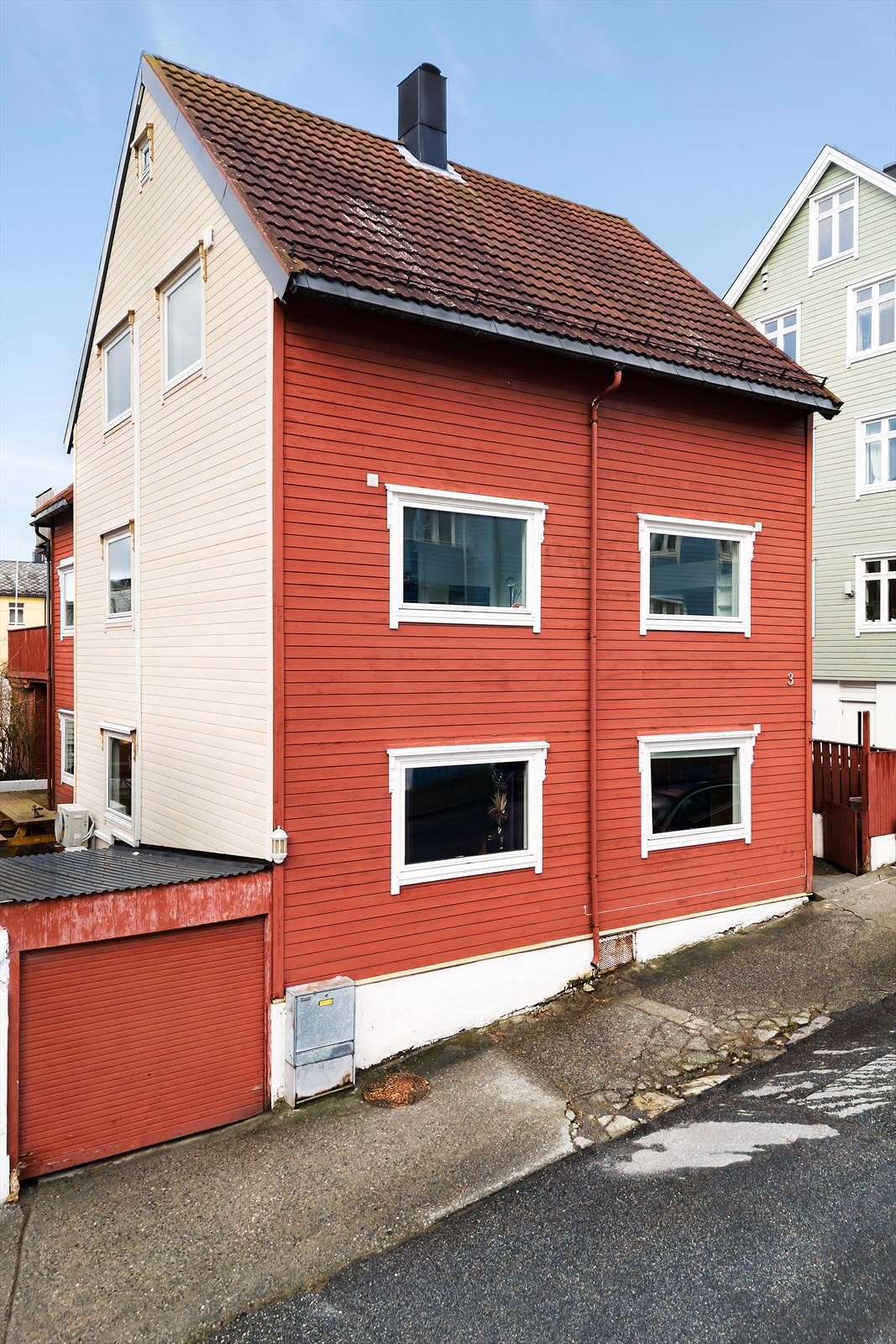Deler av kledningen er byttet i 2025, og resten er av eldre dato. Galleribilde