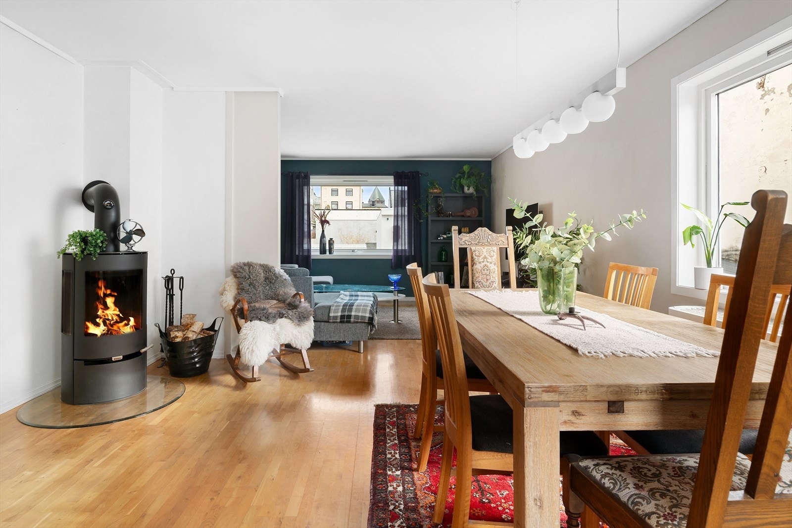 Leiligheten har en romslig stue med god plass til både spisestue og sofagruppe. Galleribilde