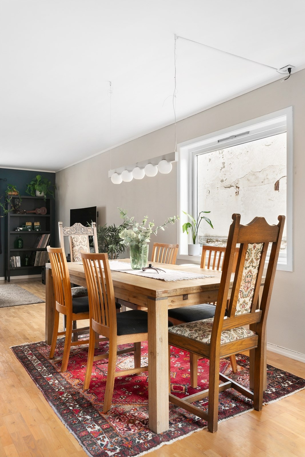 Det er god plass til spisestue. Her er plass til mange rundt bordet både til middag og kanskje en artig spillkveld? Galleribilde