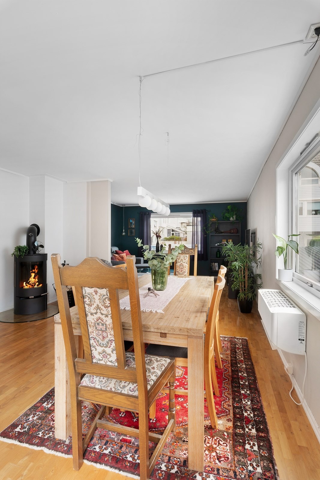 Det er byttet flere vinduer og bordkledning på et par vegger. På stuen er det både peisovn og varmepumpe som gir en jevn og behagelig oppvarming. Galleribilde