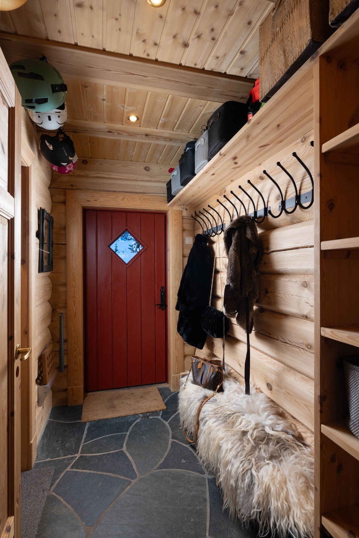 Entré med gode oppbevaringsmuligheter og plass til yttertøy og sko. Galleribilde