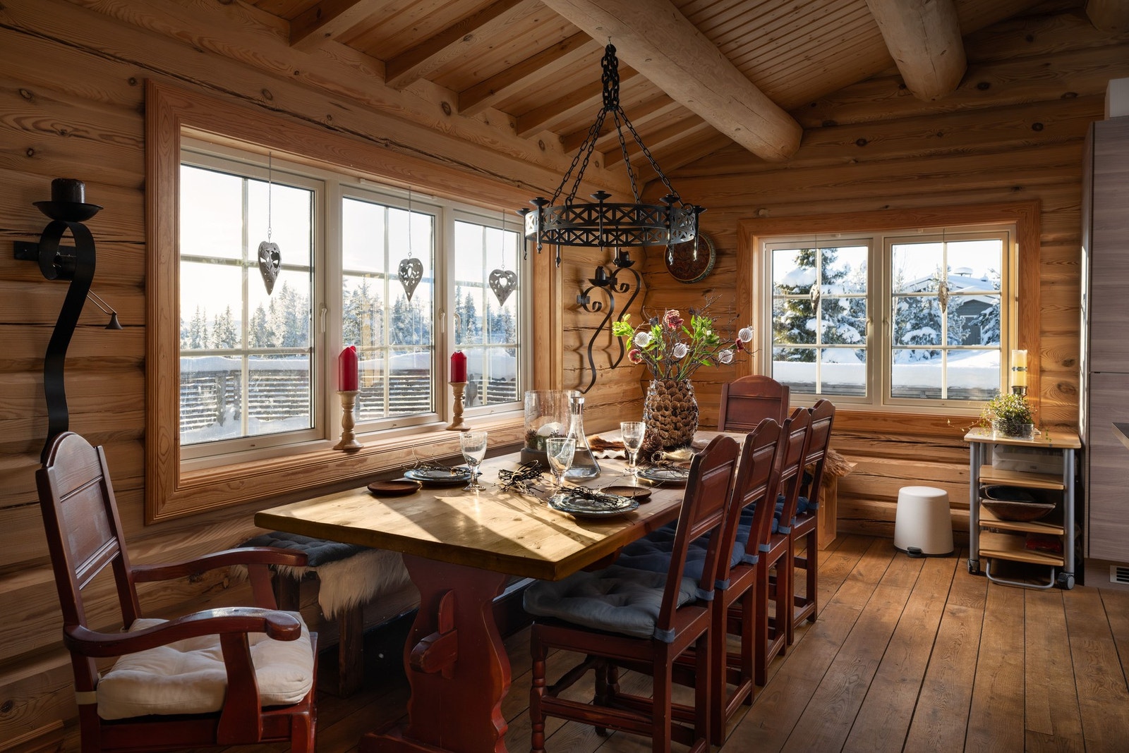 Romslig spiseplass med store vindusflater som slipper inn rikelig med naturlig lys. Galleribilde