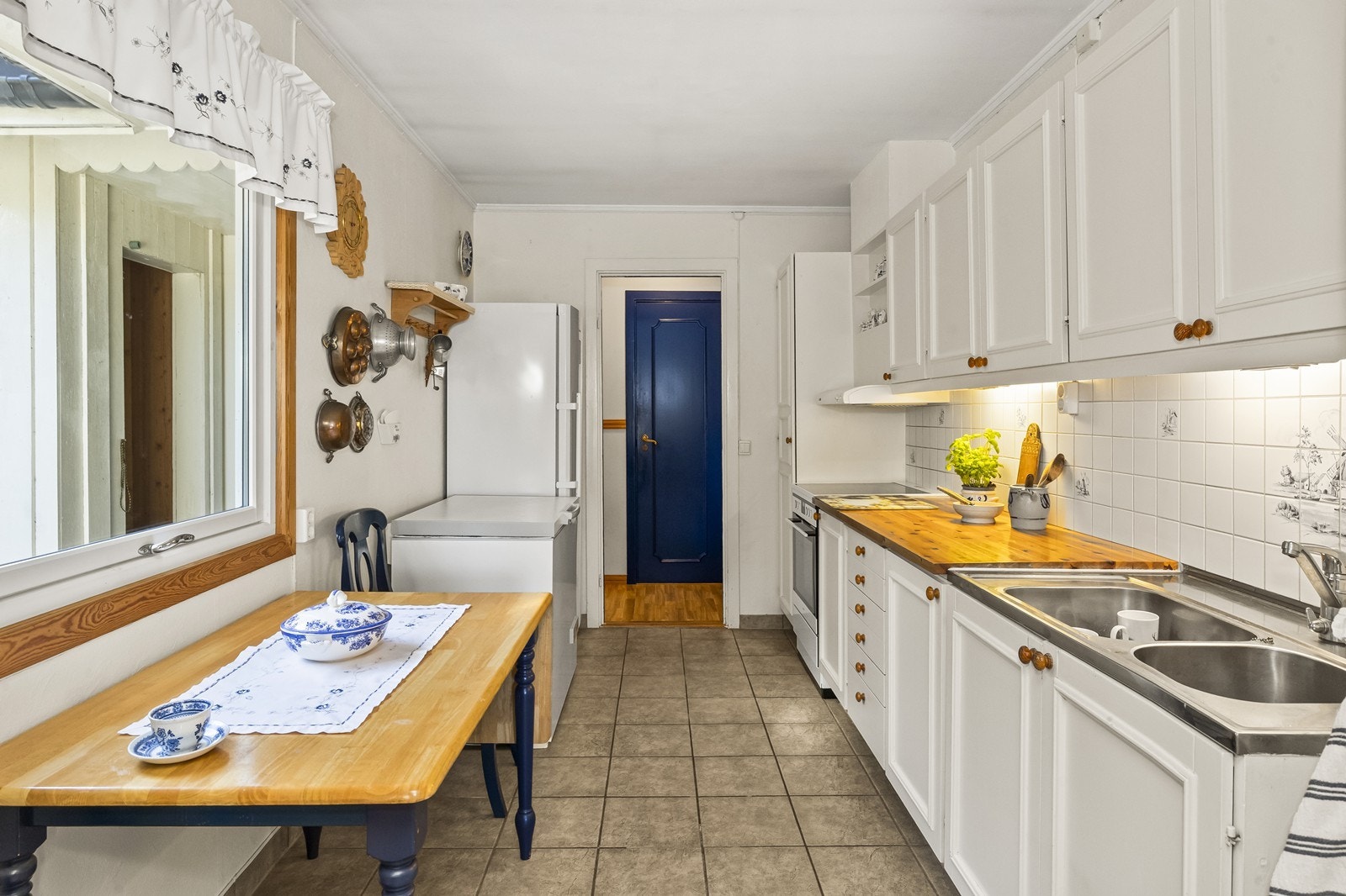 Koselig kjøkken med god skap- og benkeplass Galleribilde