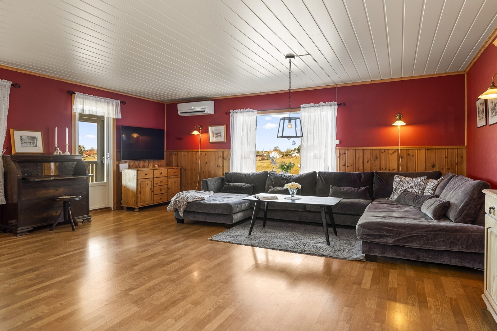 Stue med store vindusflater som gir godt med naturlig lys Galleribilde