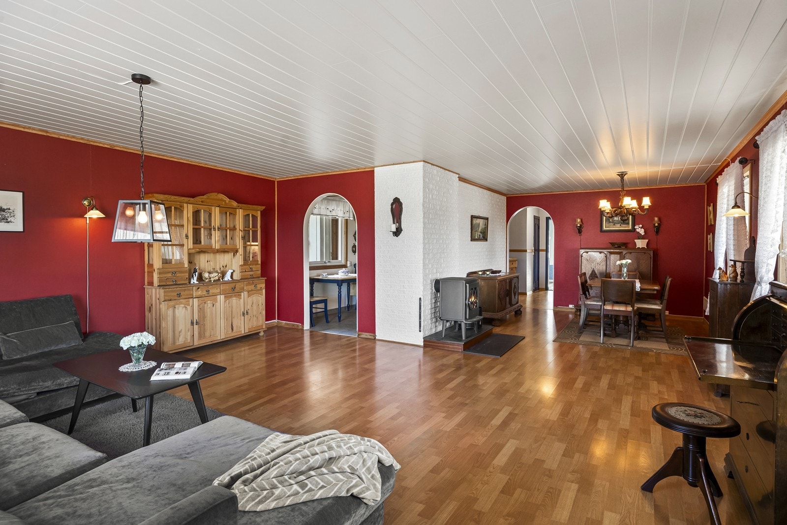 Luft til luft varmepumpe fra ca. 2022. Vedovn i stuen Galleribilde