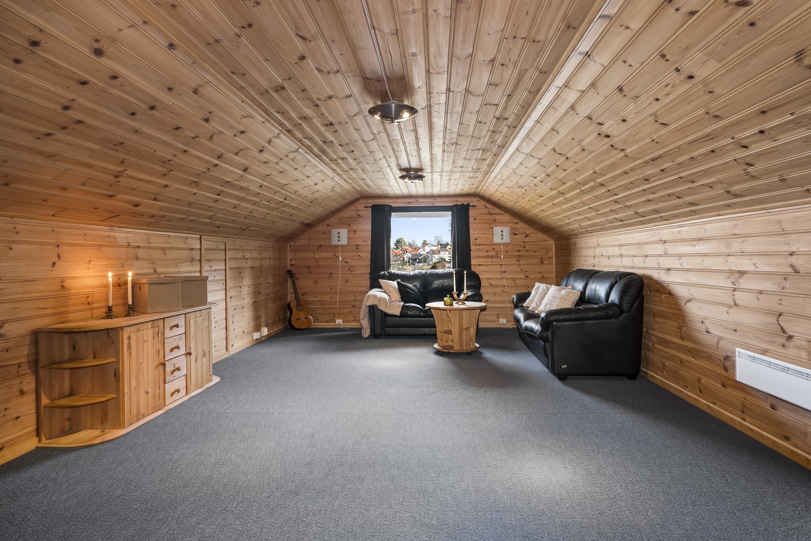 (Loftet er ikke omsøkt og godkjent til rom for varig opphold). Galleribilde