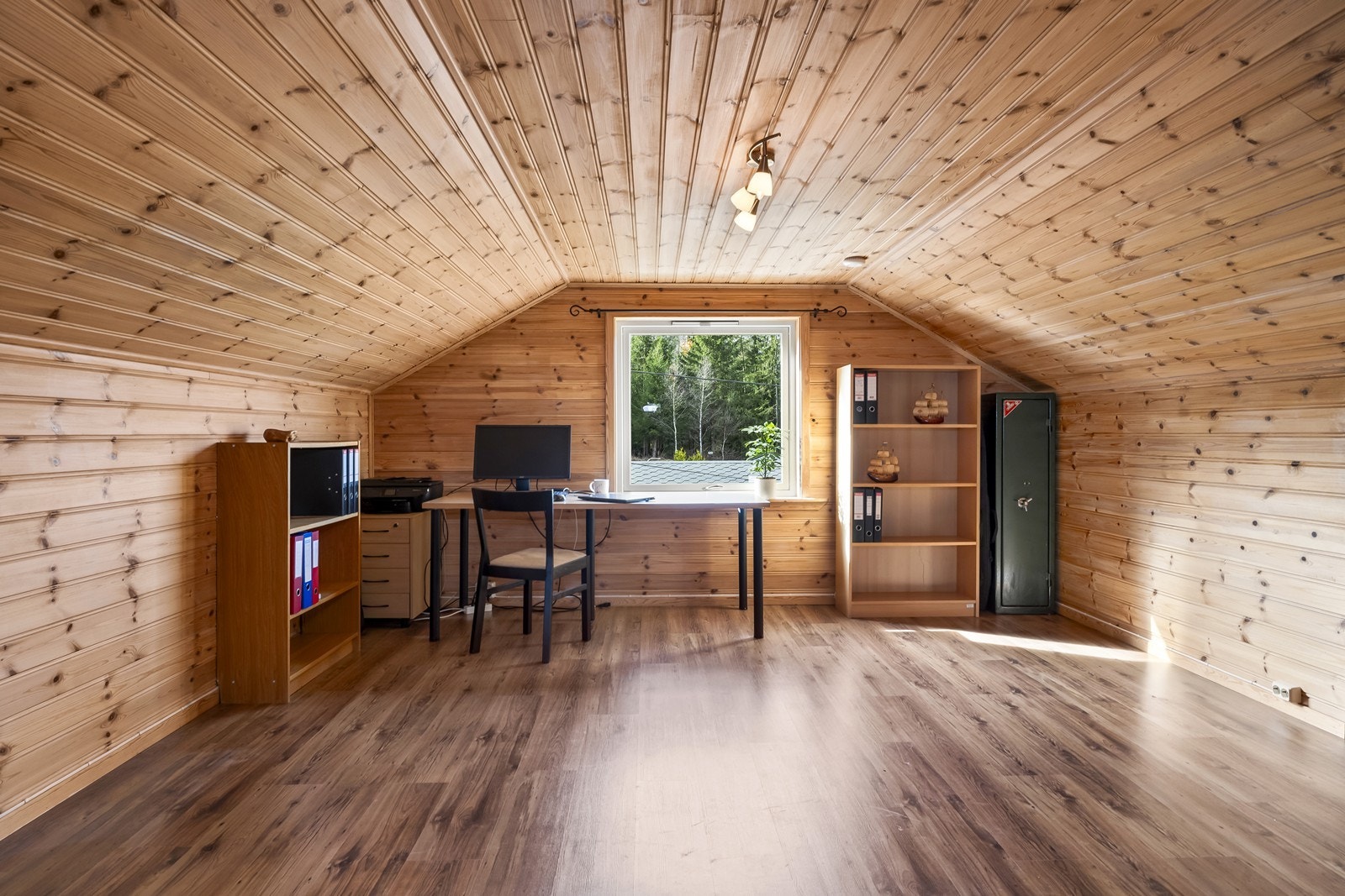 (Loftet er ikke omsøkt og godkjent til rom for varig opphold). Galleribilde