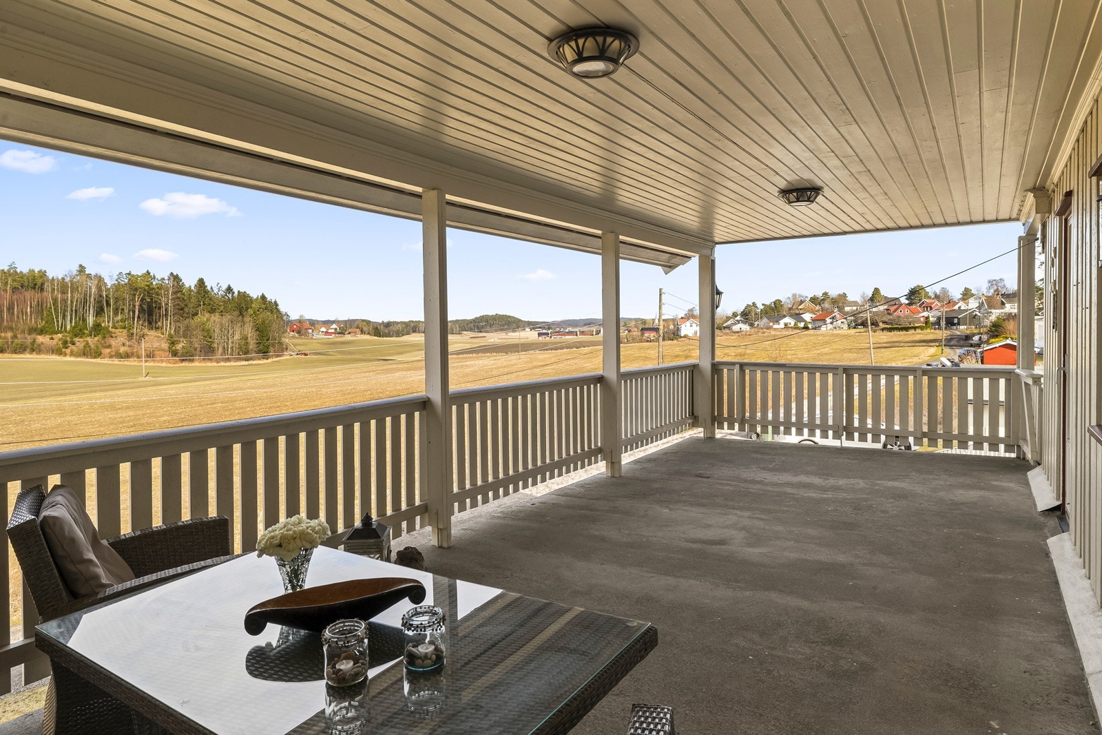 Flere hyggelig uteplasser med utsikt mot landlige omgivelser Galleribilde