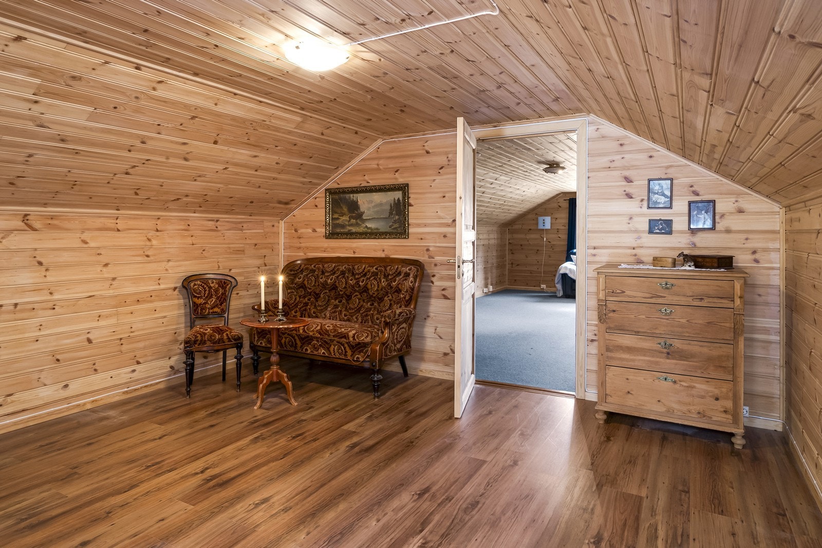 (Loftet er ikke omsøkt og godkjent til rom for varig opphold). Galleribilde