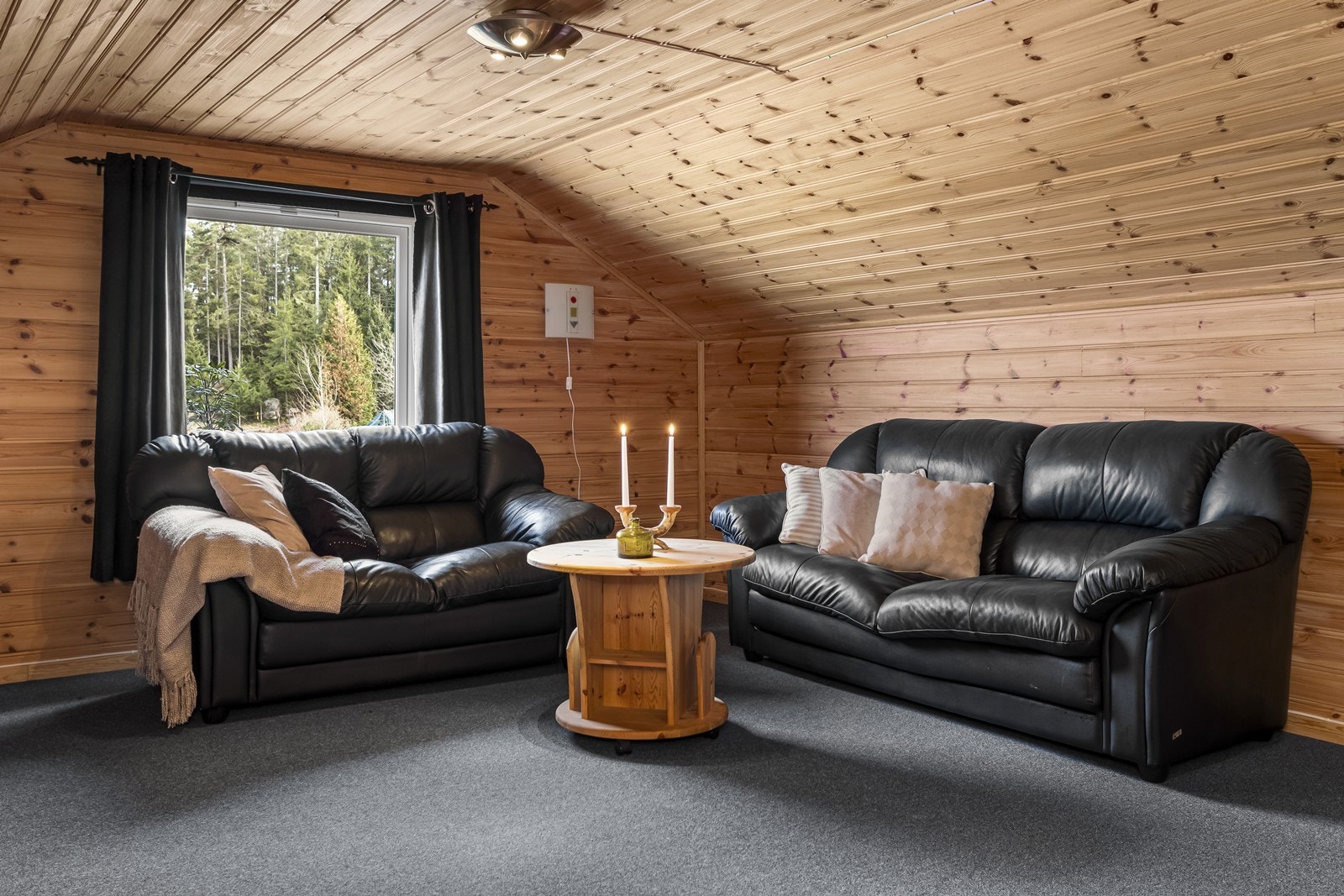 (Loftet er ikke omsøkt og godkjent til rom for varig opphold). Galleribilde