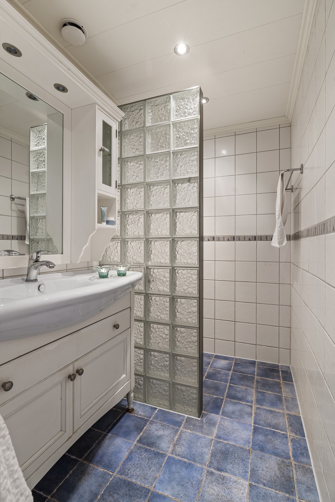 Bad med funksjonell innredning og dusj hjørne Galleribilde