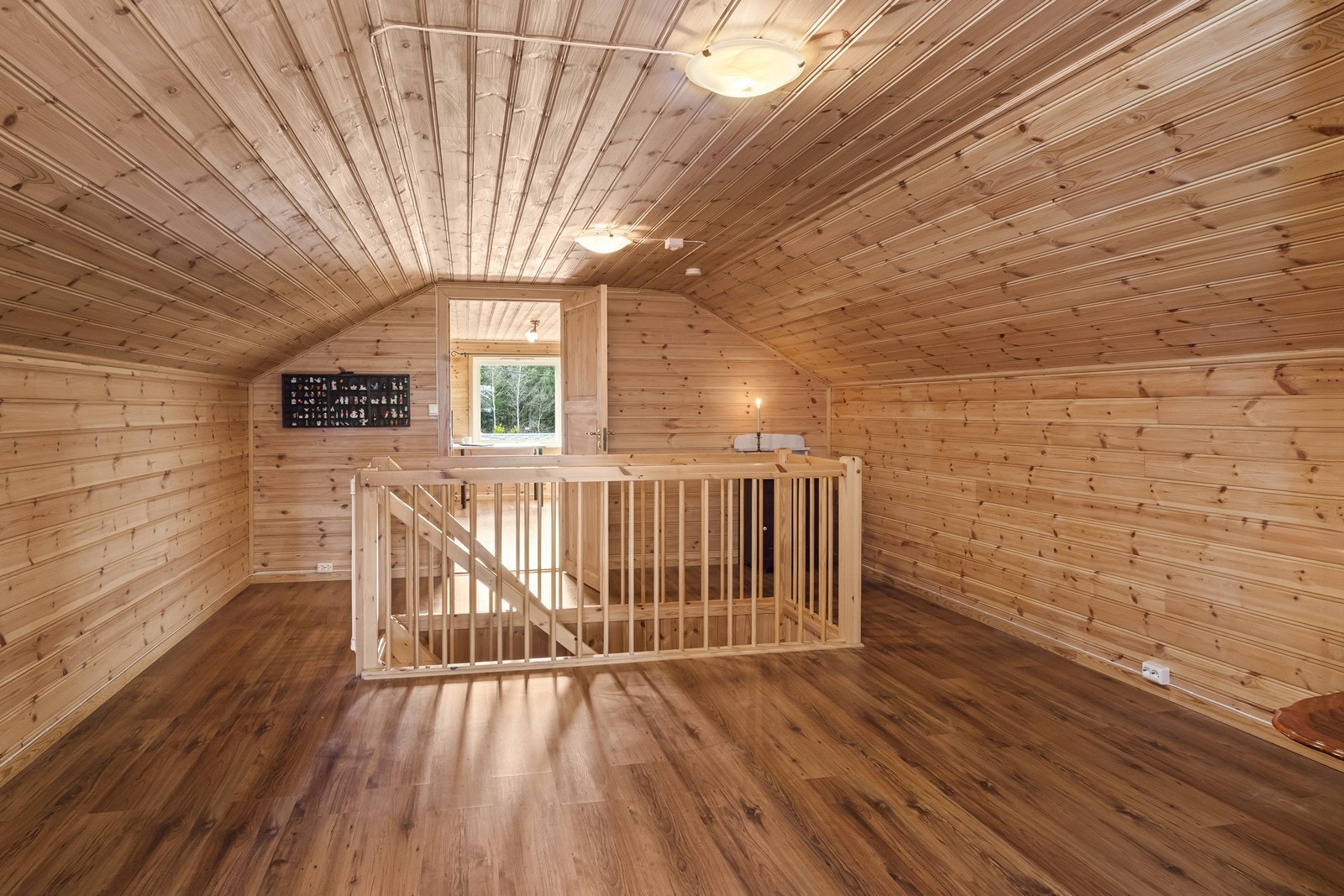 (Loftet er ikke omsøkt og godkjent til rom for varig opphold). Galleribilde