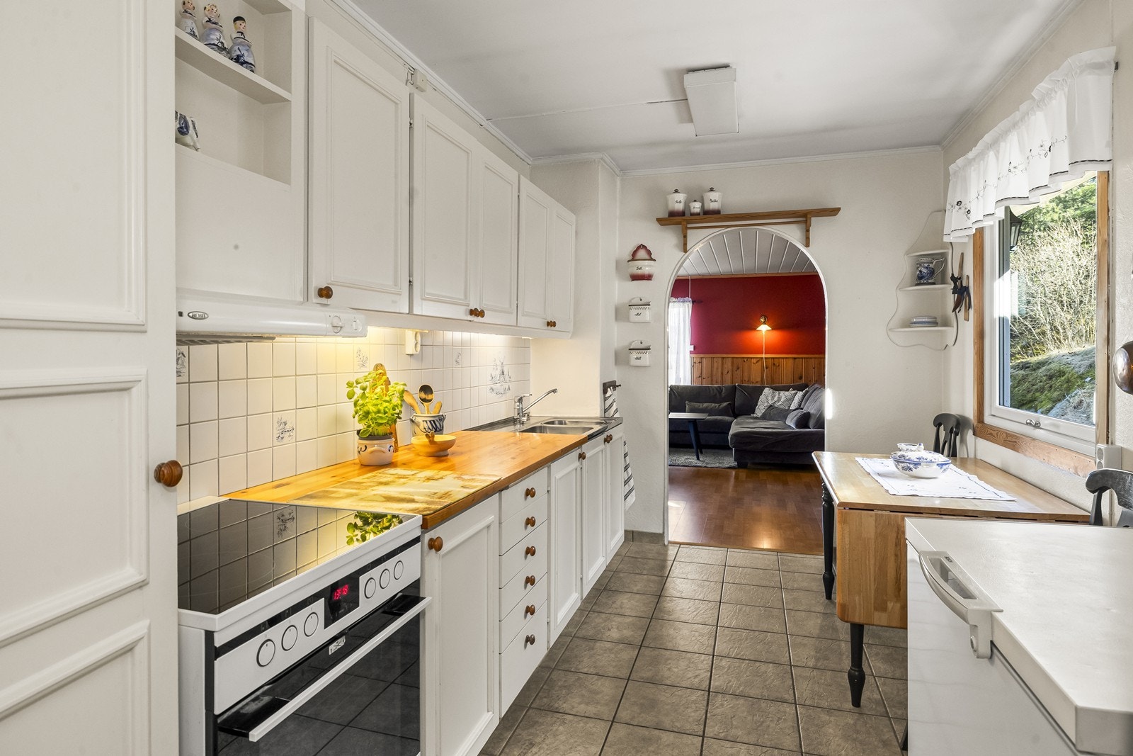 Kjøkken med tradisjonelt uttrykk og god plass Galleribilde