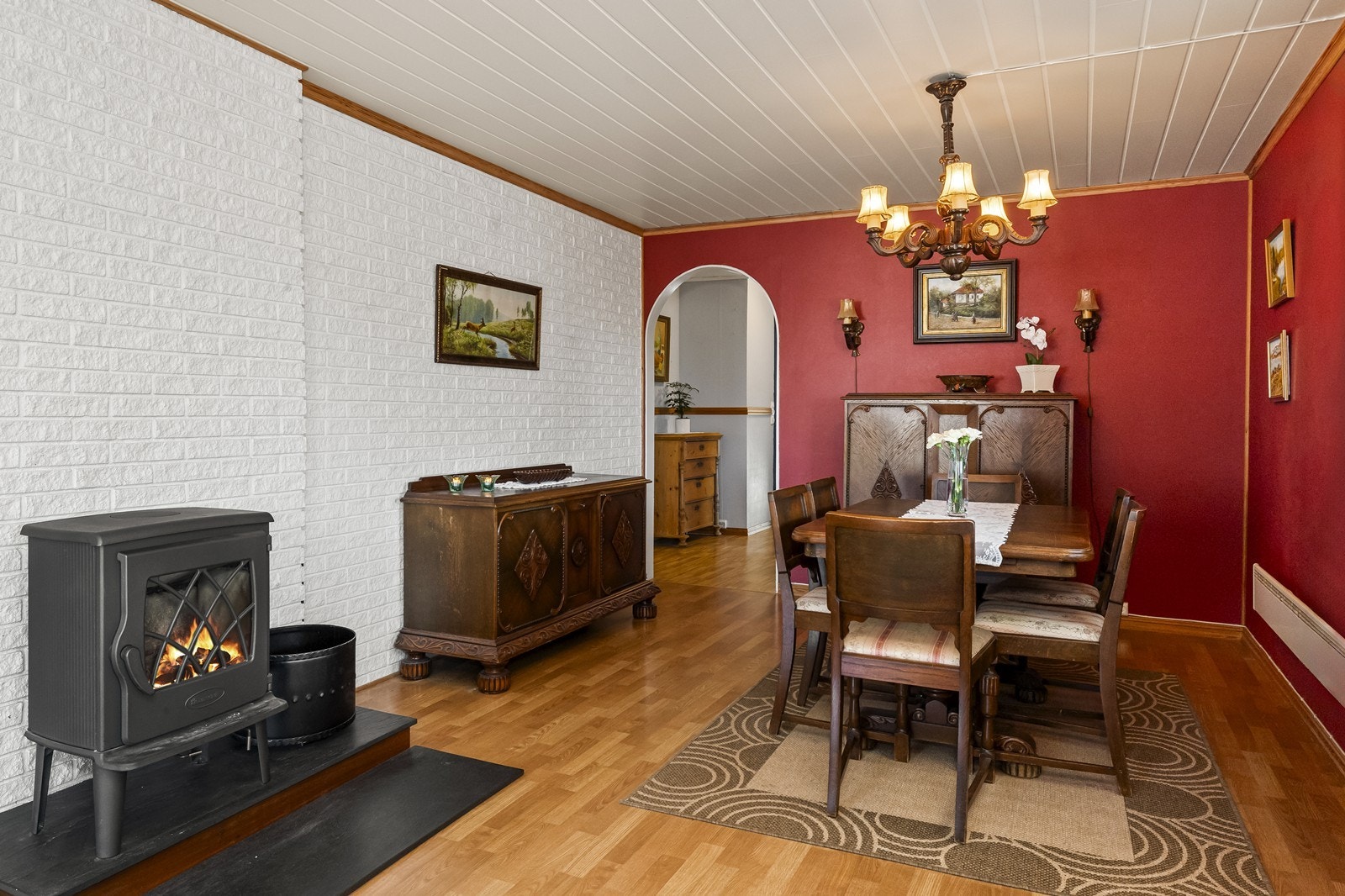 Stuen har plass til både sofa seksjon med tilhørende møblement og spisestue Galleribilde