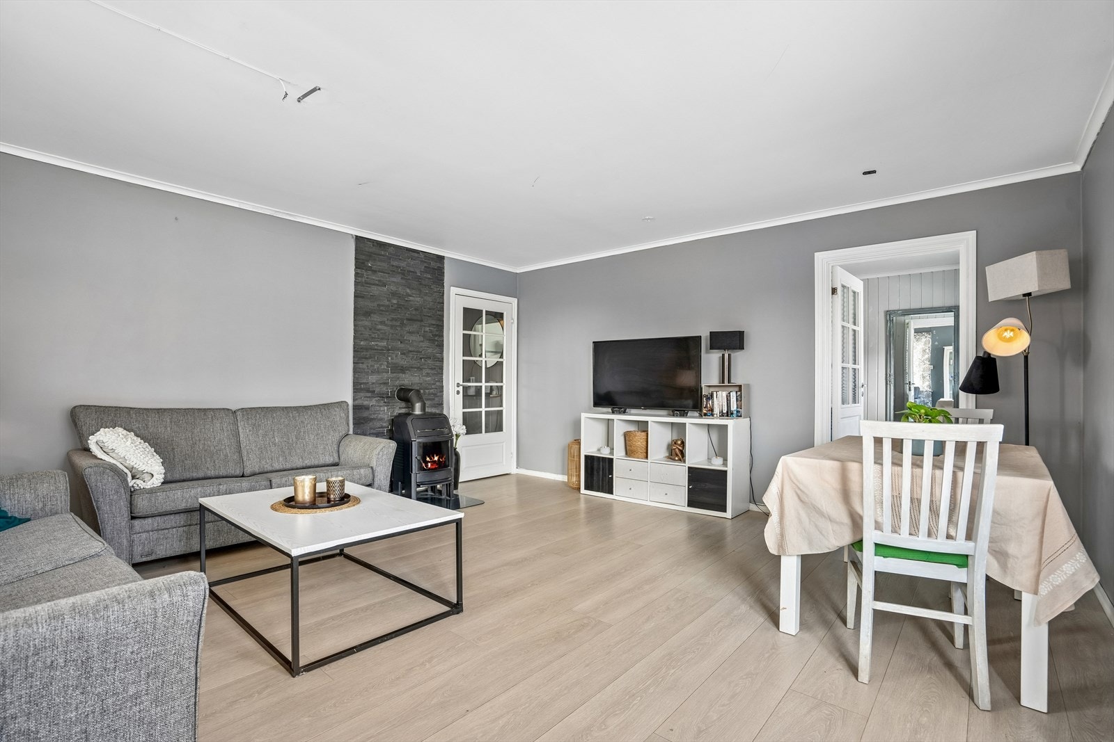 Stuen er romslig og har plass til både sofagruppe og spisestue Galleribilde