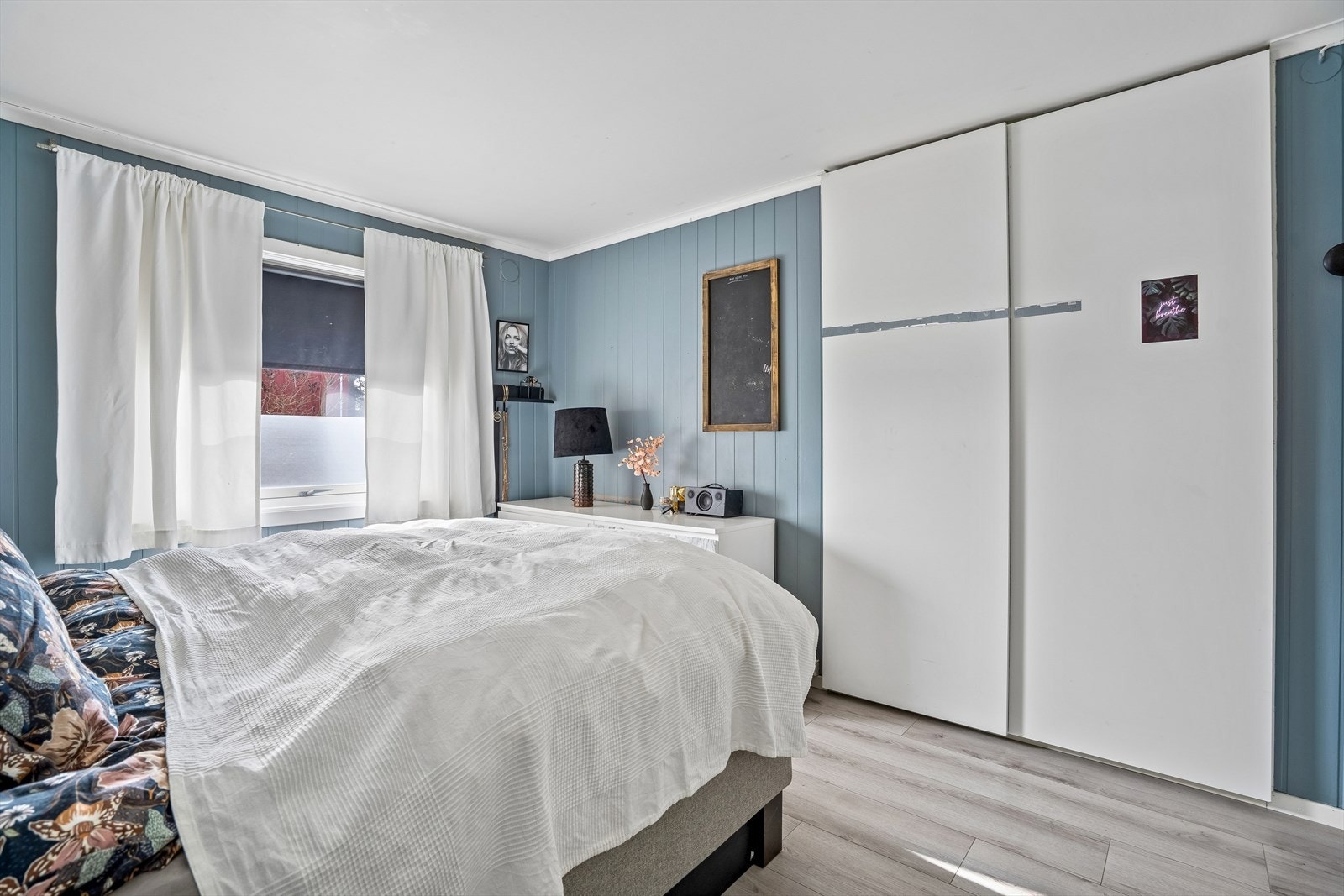 Hovedsoverommet har stor skyvedørsgarderobe Galleribilde