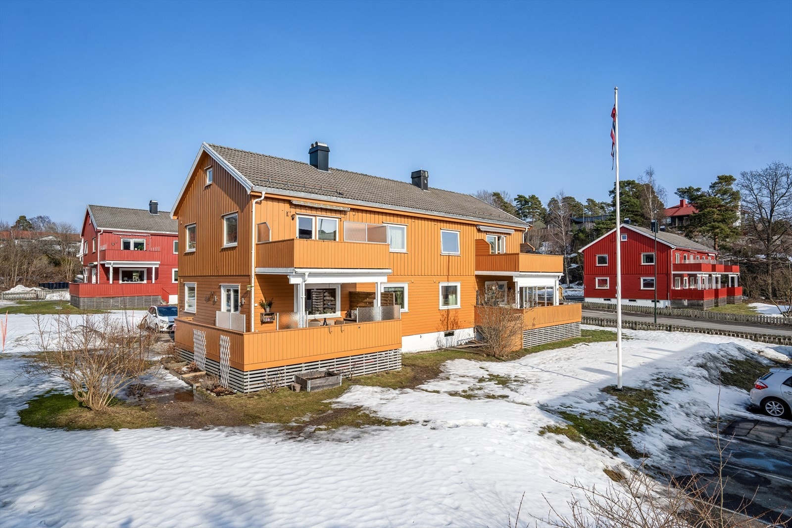 Fasade. På borettslagets fellesareal er det laget hyggelig felles uteplass. Galleribilde