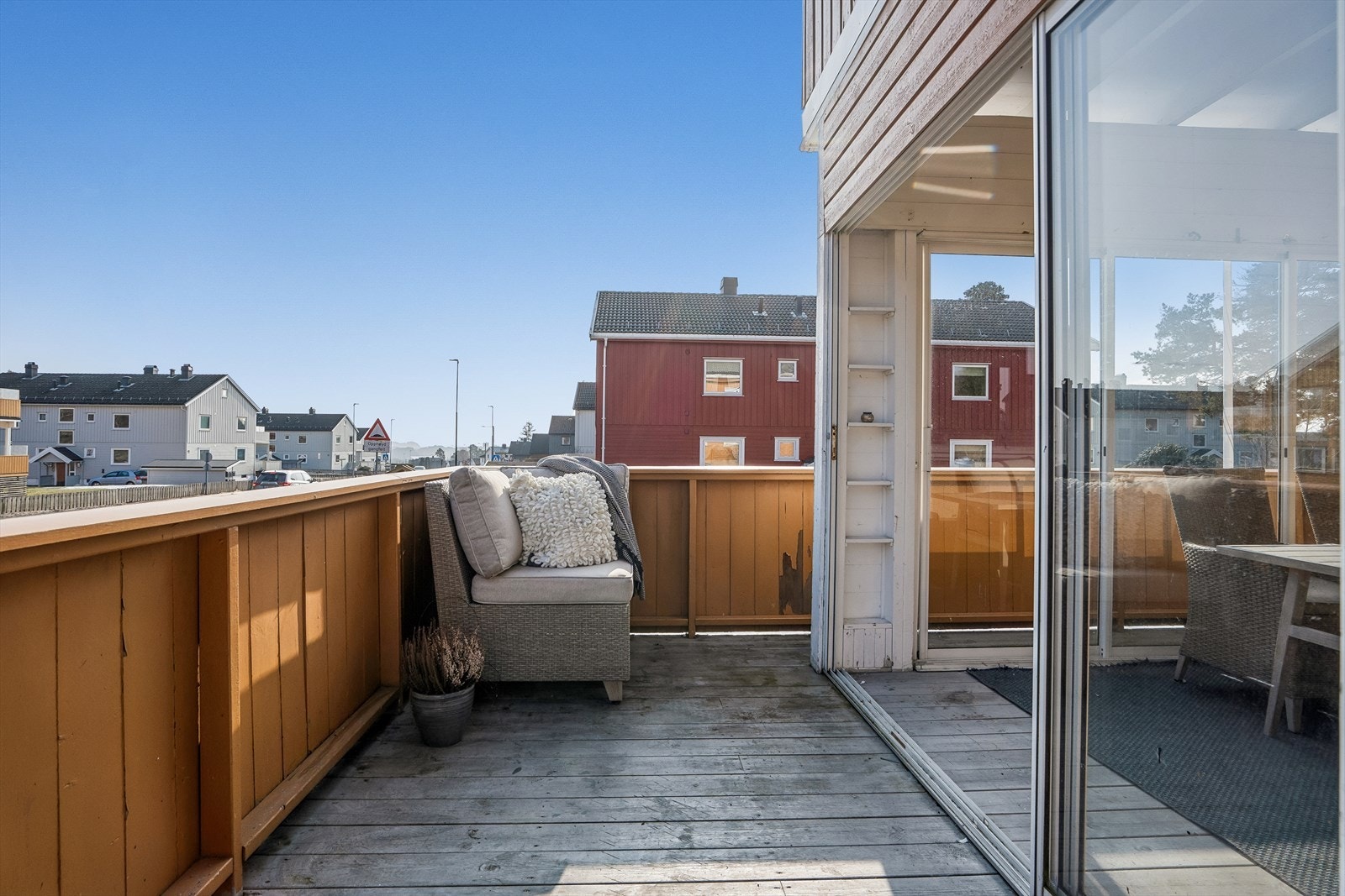 Fra balkongen er det fint utsyn. En del av balkongen er åpen uten tak over. Galleribilde