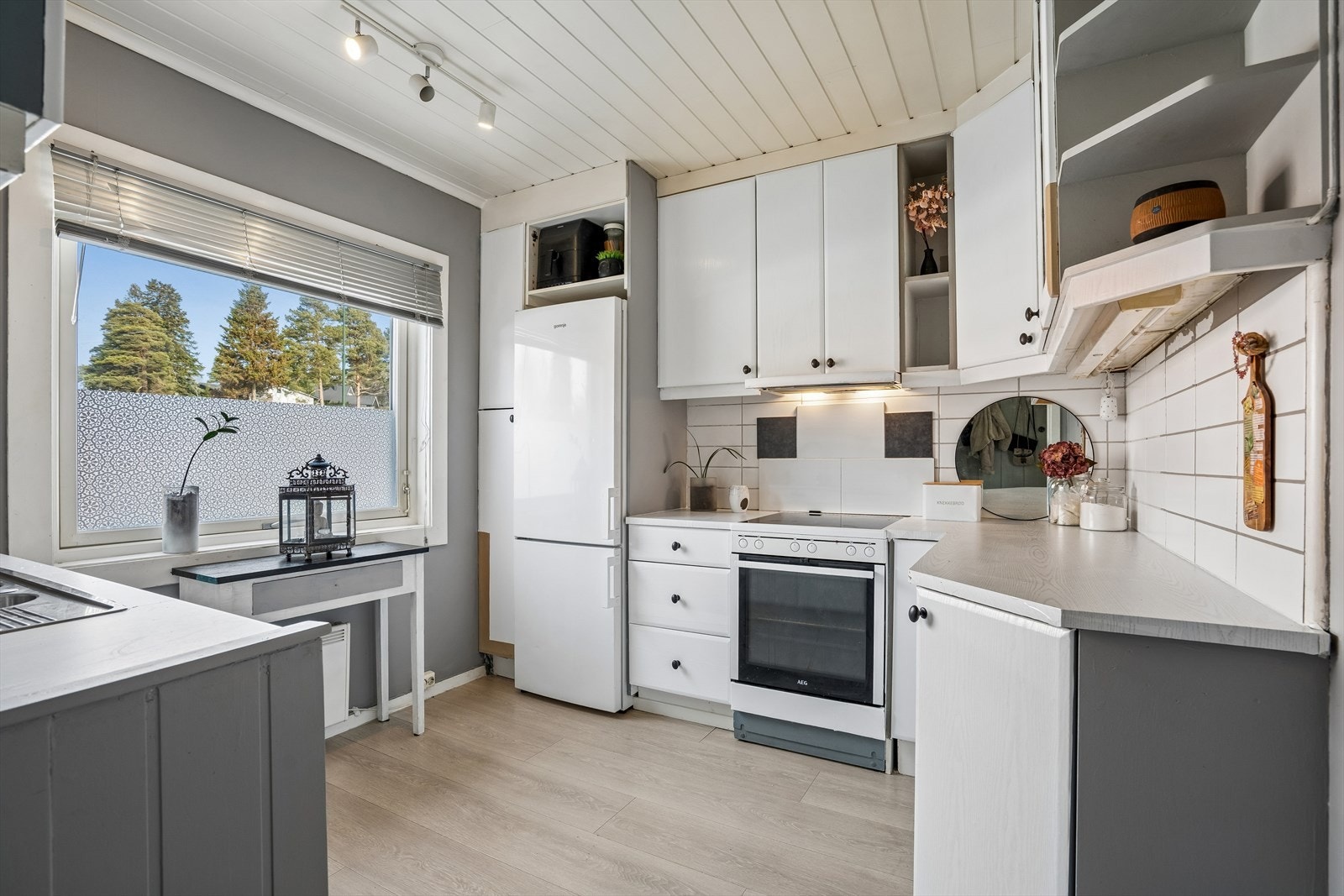 Romslig lyst kjøkken Galleribilde