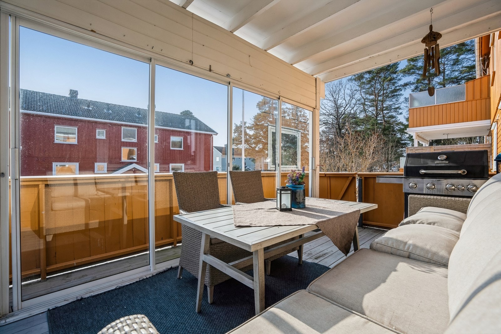 Stor fin balkong med skyvedører i glass Galleribilde