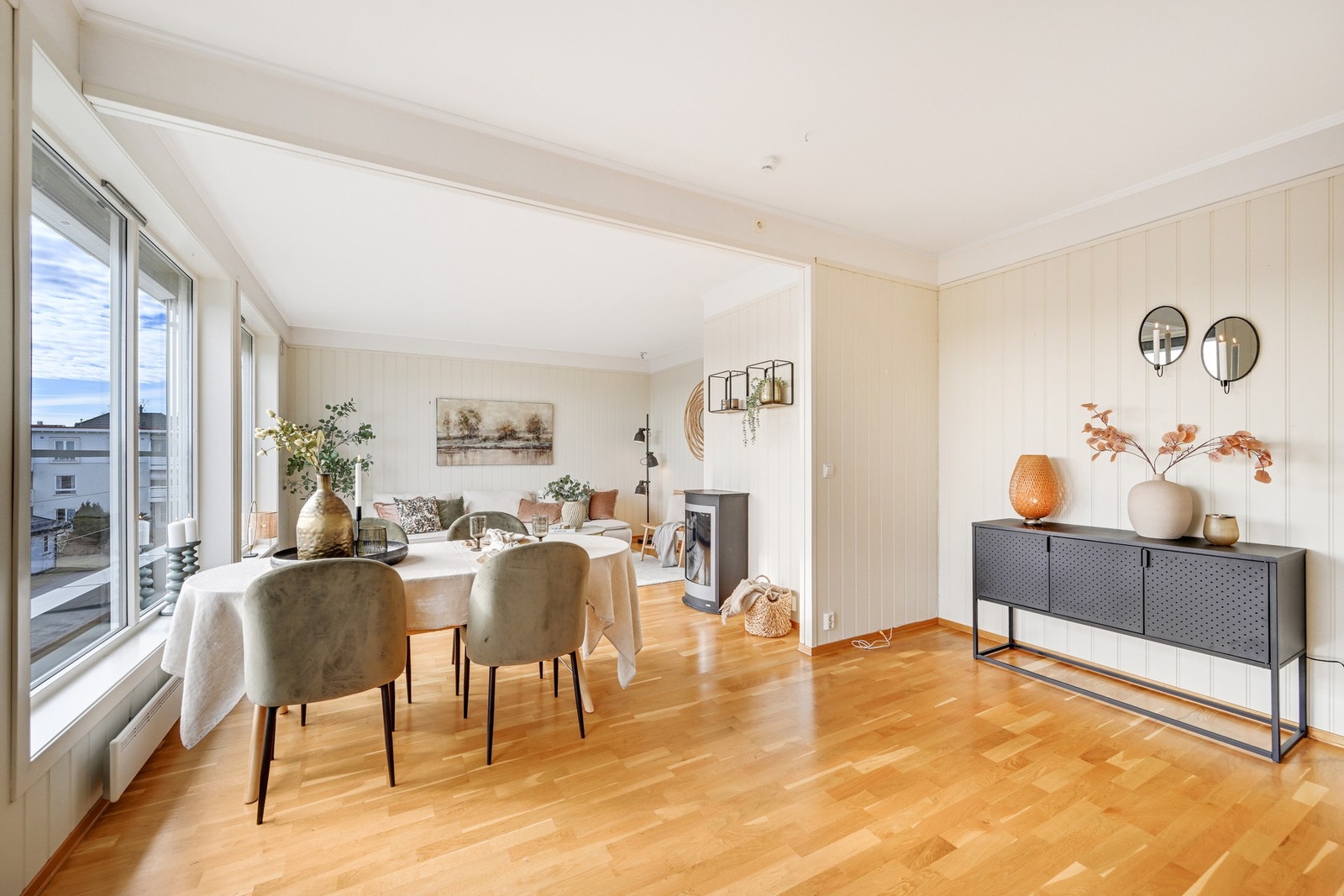 Det er god plass i stua for både spisestue og sofa - gasspeis medfølger (nedgravd tank m/måler) Galleribilde