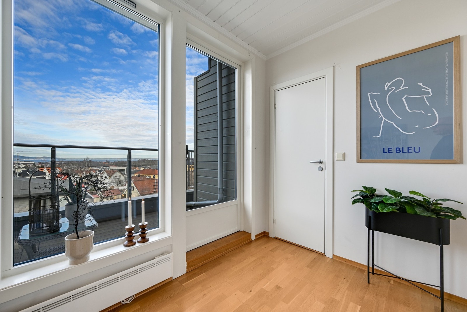 Dette kan både være kontor, fotballstudio, gjesterom eller "furterom".... Den hvite dører er til en bod. Det er også bod i kjelleren. Galleribilde