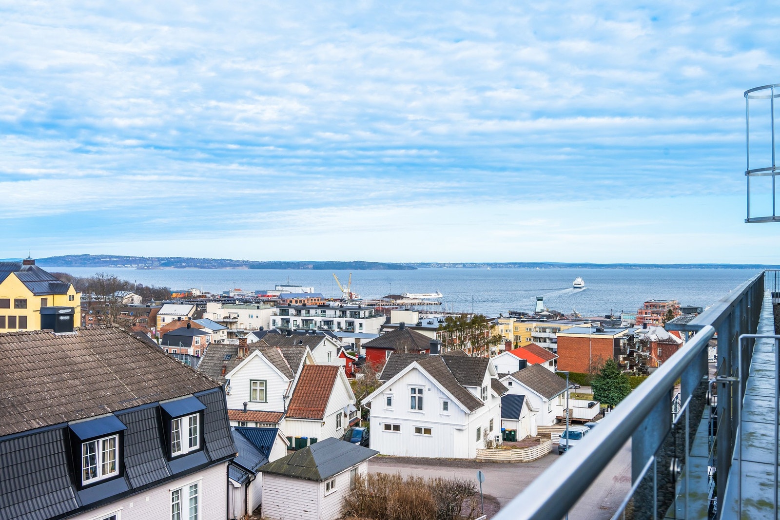 Mens her ser vi litt av utsikten mot fjorden fra balkongen mot nord Galleribilde