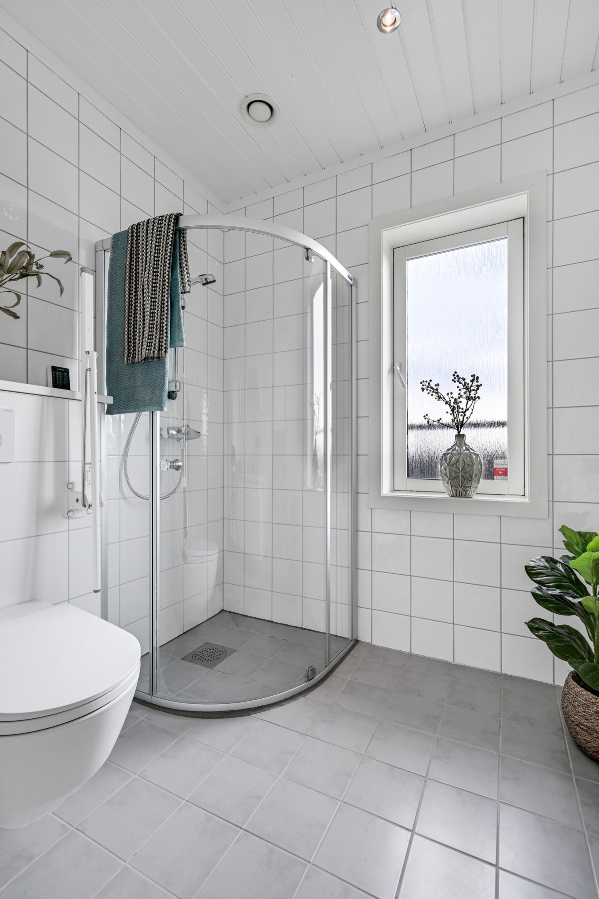 Bad med nymalt himling Galleribilde