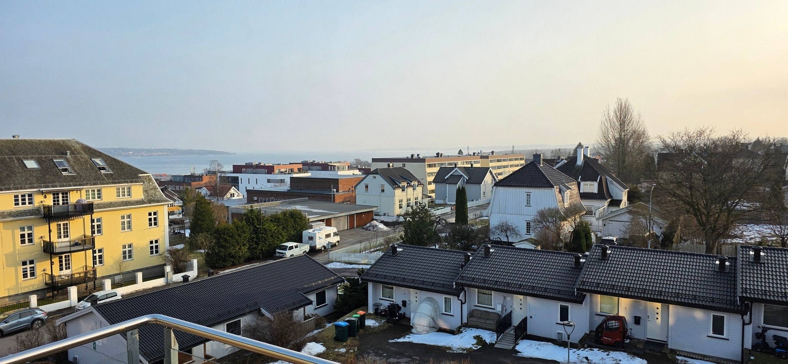 Her ser vi litt av den fine utsikten fra den ene av de to balkongene Galleribilde
