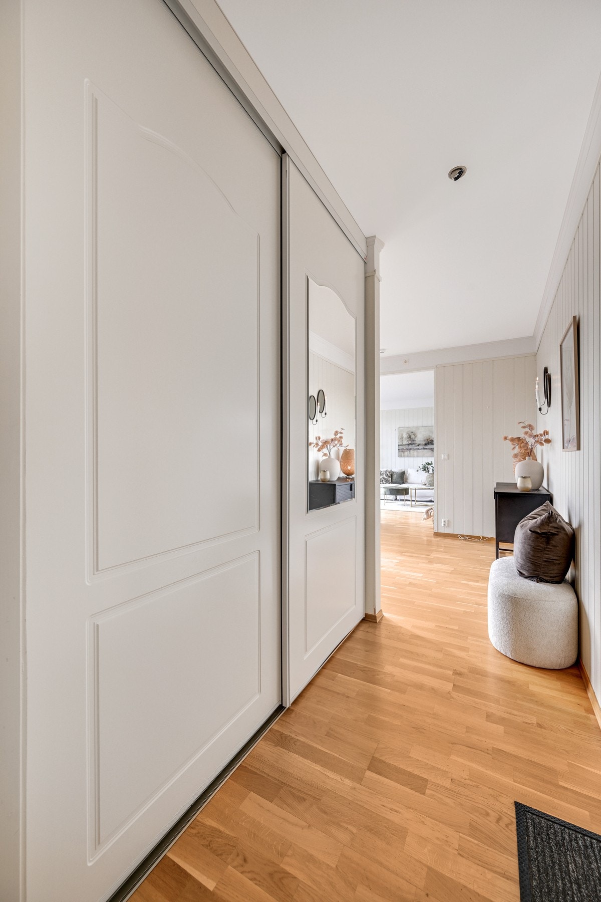 Det er heis og kun ett par meter til entreen - stor skyvedørsgarderobe Galleribilde