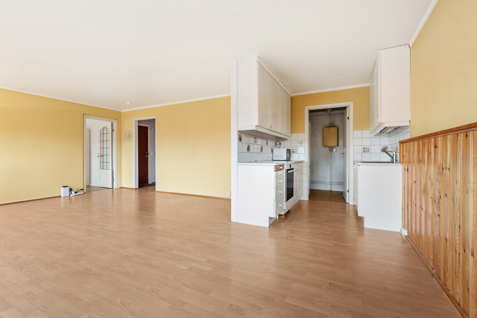 Delvis åpen stue- og kjøkkenløsning gir en arealeffektiv og funksjonell planløsning. Galleribilde