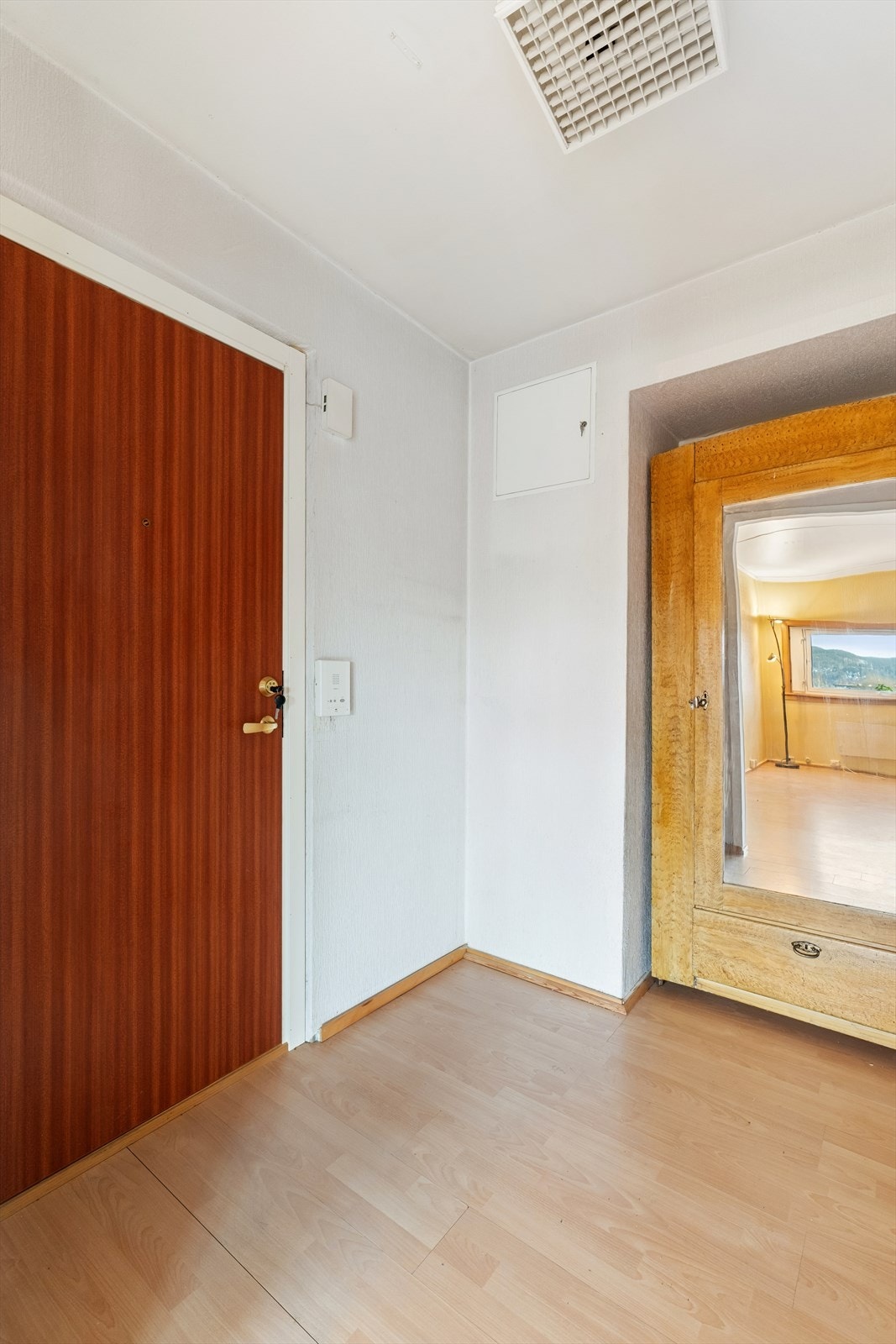 Du ønskes velkommen inn i en romslig entré. Galleribilde