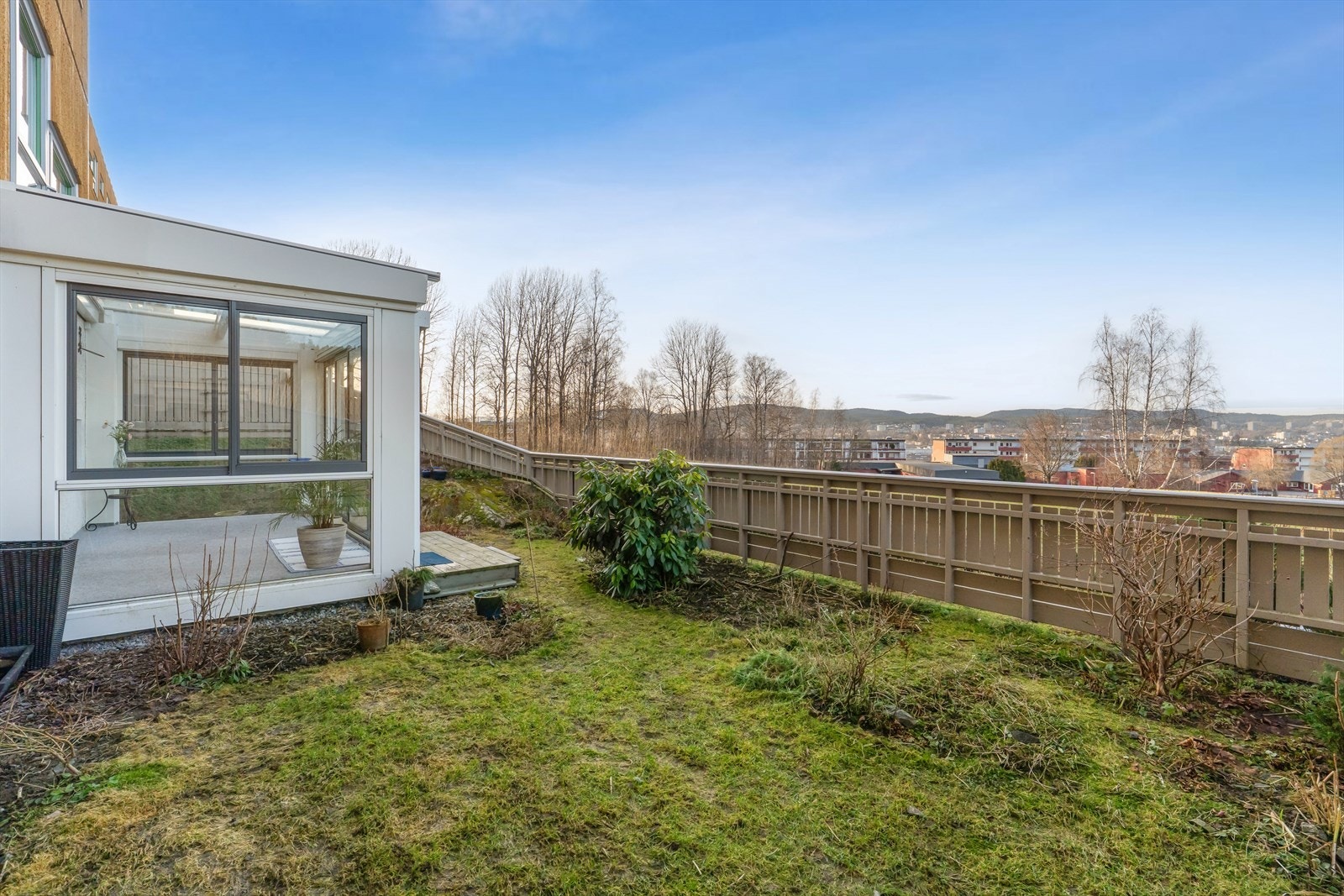 Uteområdet fremstår som grønt og innbydende, med gode muligheter for egen tilpasning. Galleribilde