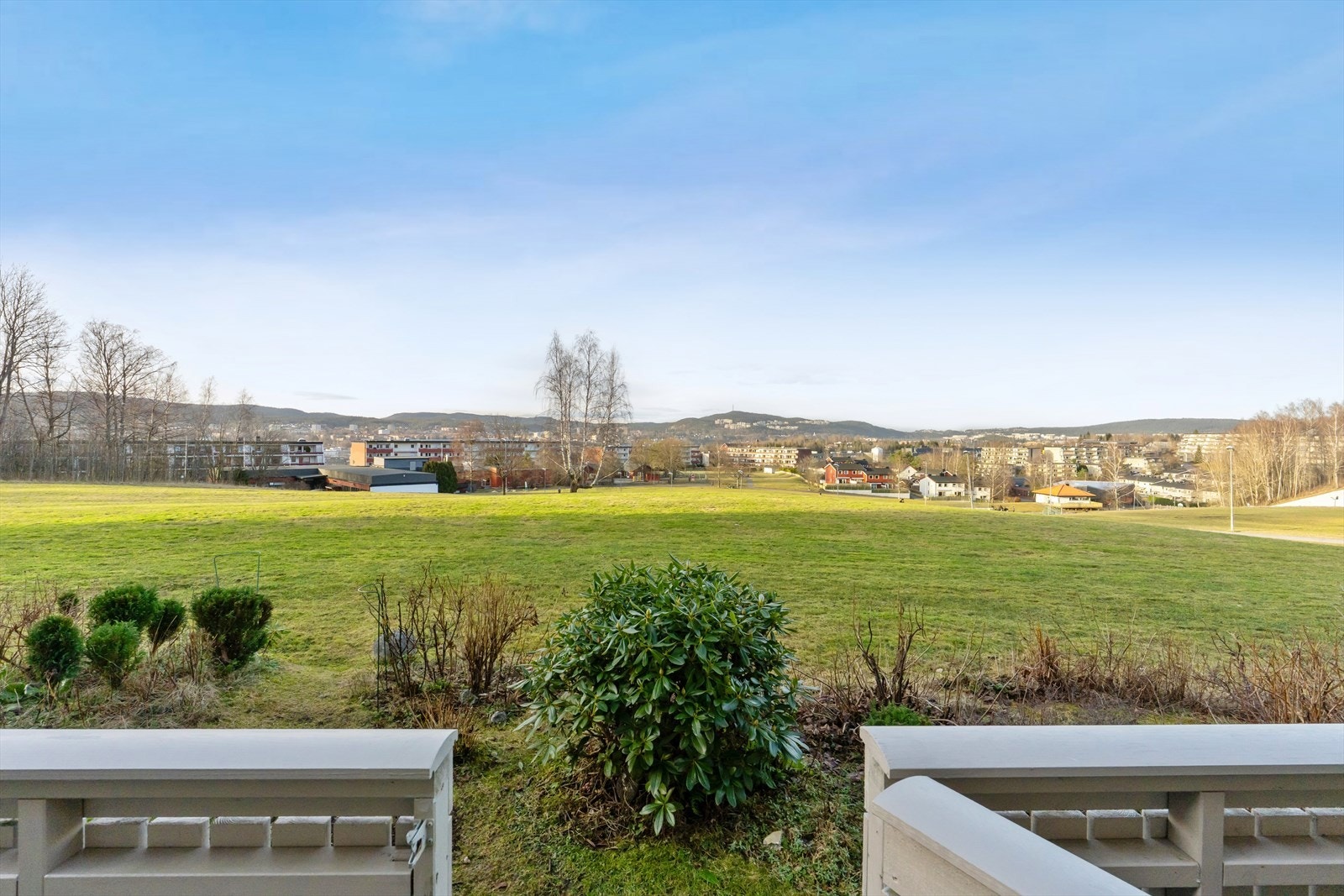 Her bor du med utsyn over grønne omgivelser og god avstand til bebyggelse. Galleribilde