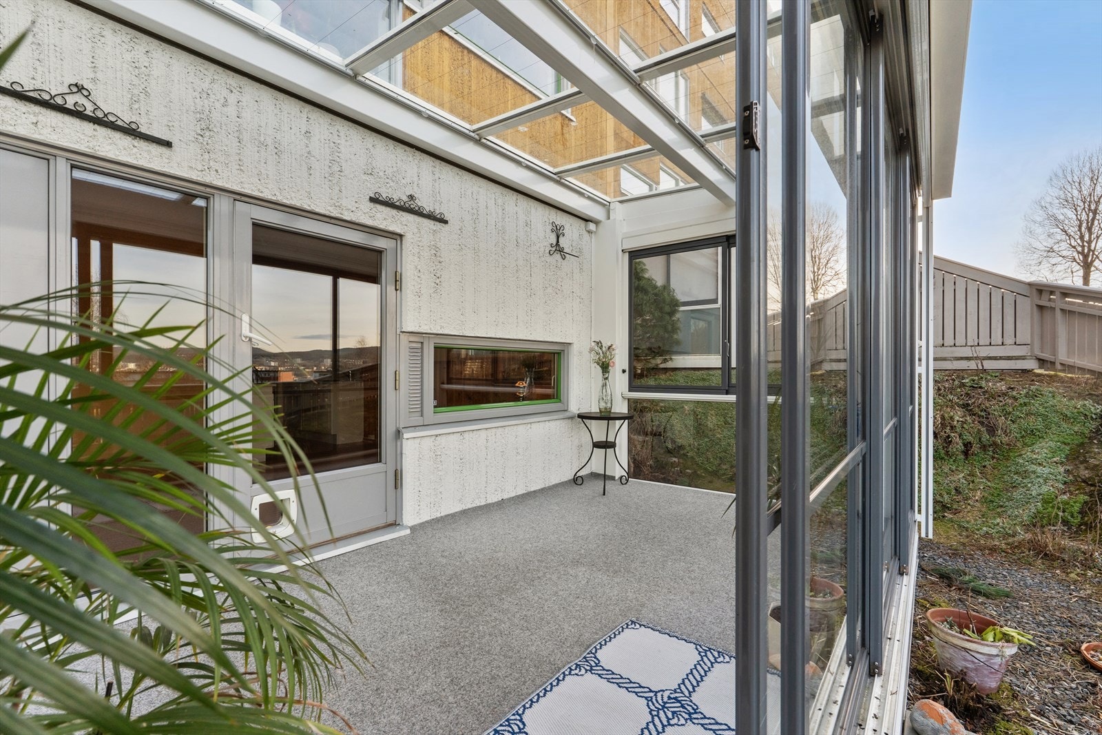 Balkongen har direkte adkomst til tilhørende uteområde med beplantning. Galleribilde