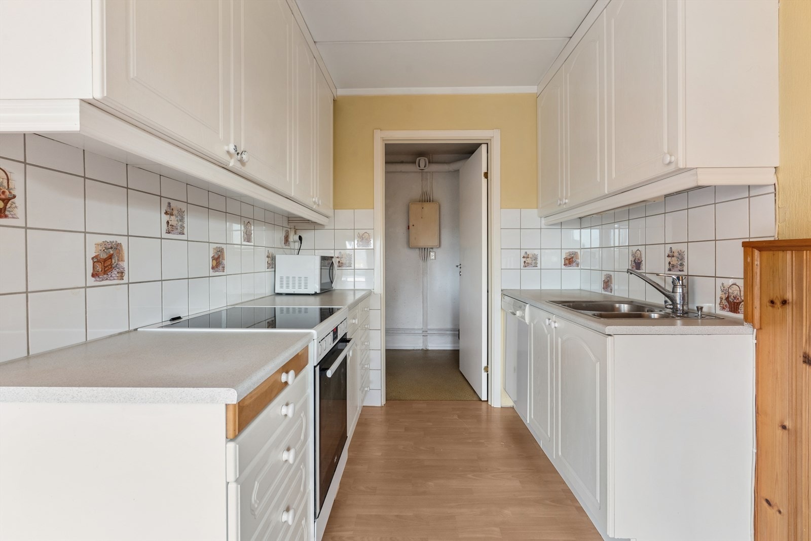 Benkeplater av laminat med nedfelt kum i rustfritt stål og ett-greps blandebatteri. Galleribilde