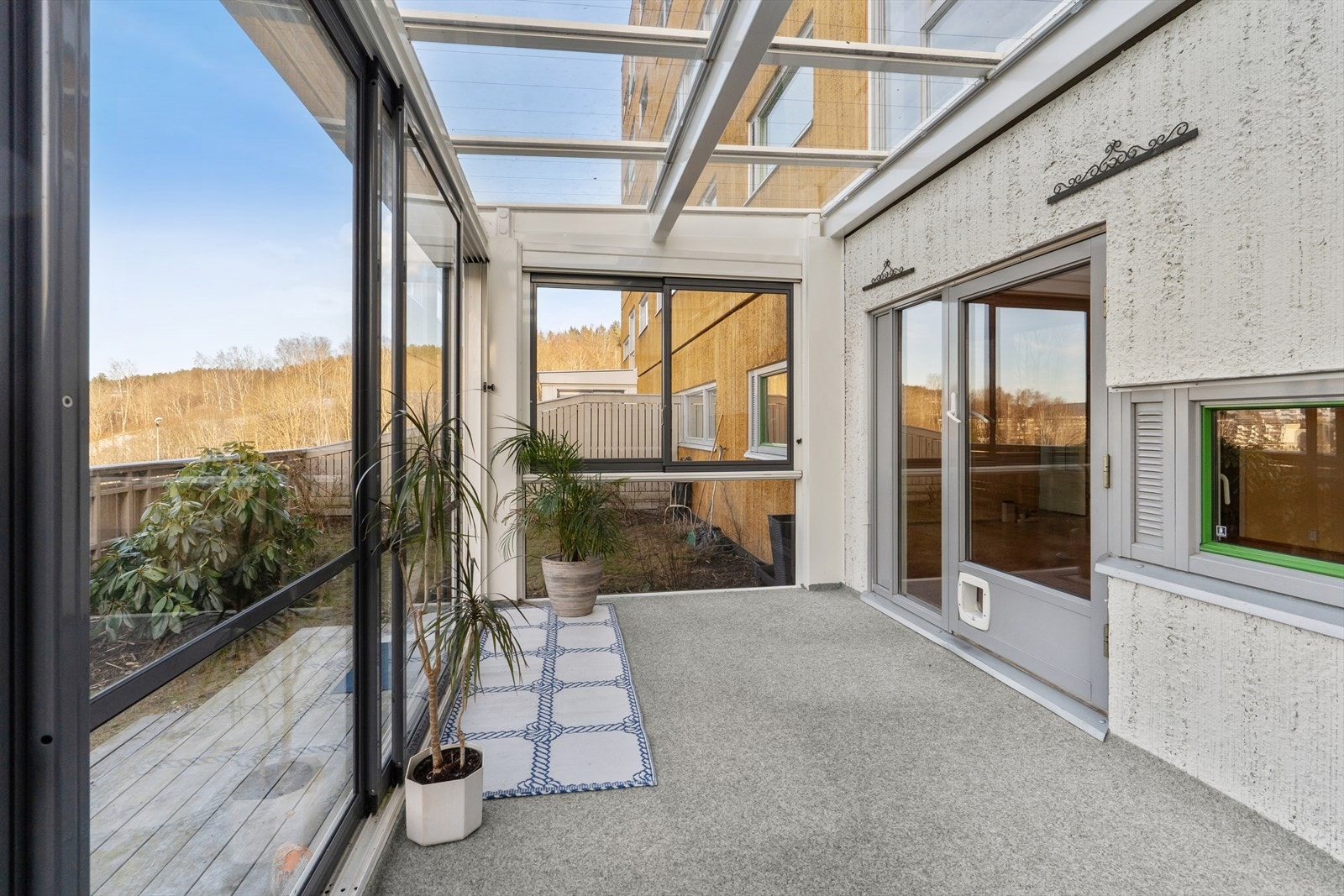 Balkongen fungerer som en fin forlengelse av stuen og kan nytes store deler av året. Galleribilde