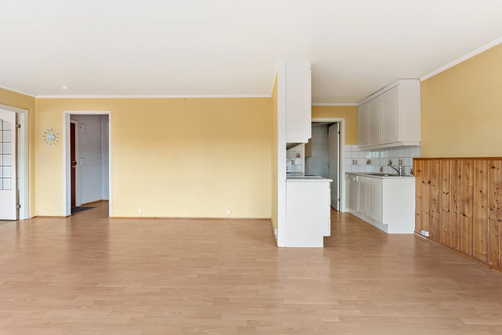 Løsningen skaper en naturlig inndeling mellom sonene, samtidig som rommet oppleves åpent og luftig. Galleribilde