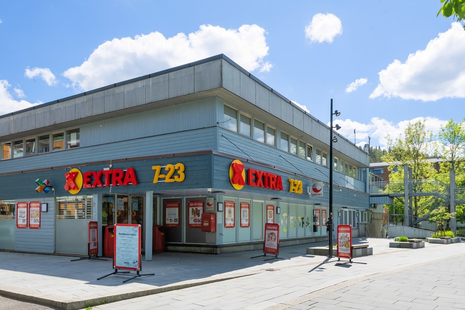 Coop Extra med Post i Butikk ligger også like i nærheten, rett ovenfor borettslaget..jpg Galleribilde