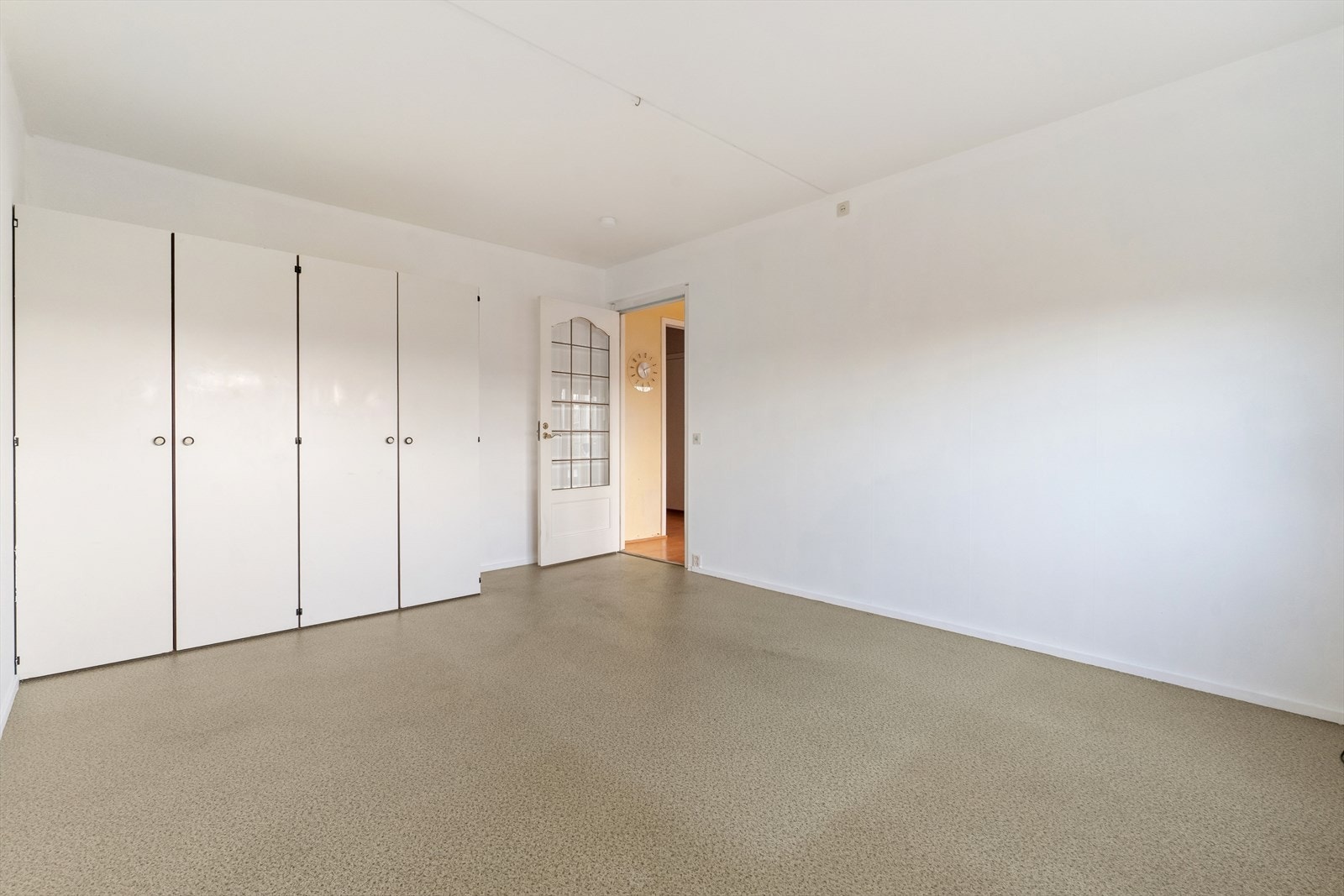 Her er det plass til en dobbeltseng med nattbord, samt annet ønskelig soveromsmøblement. Galleribilde