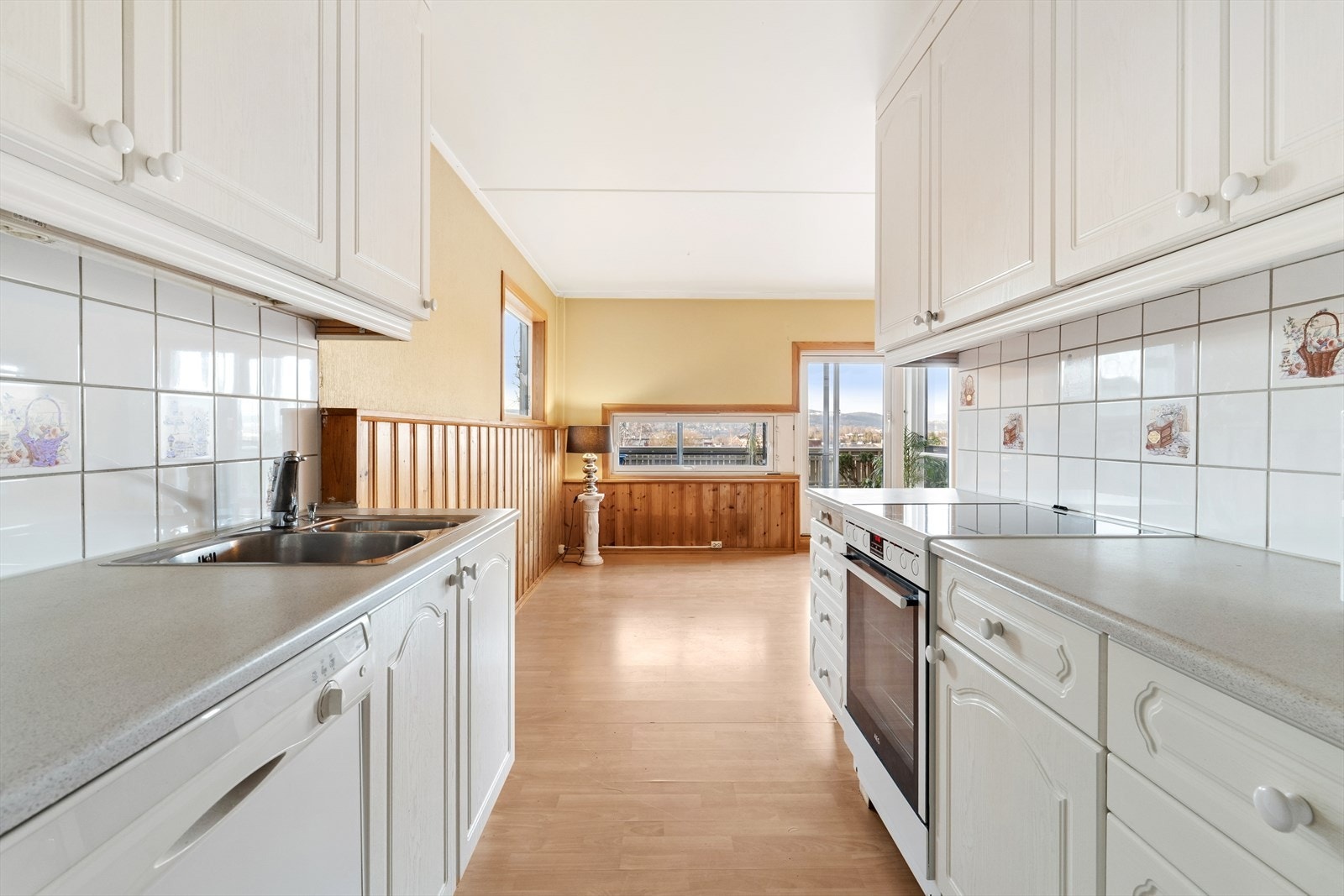 Kjøkkeninnredning består av under-/overskap og profilerte fronter. Galleribilde