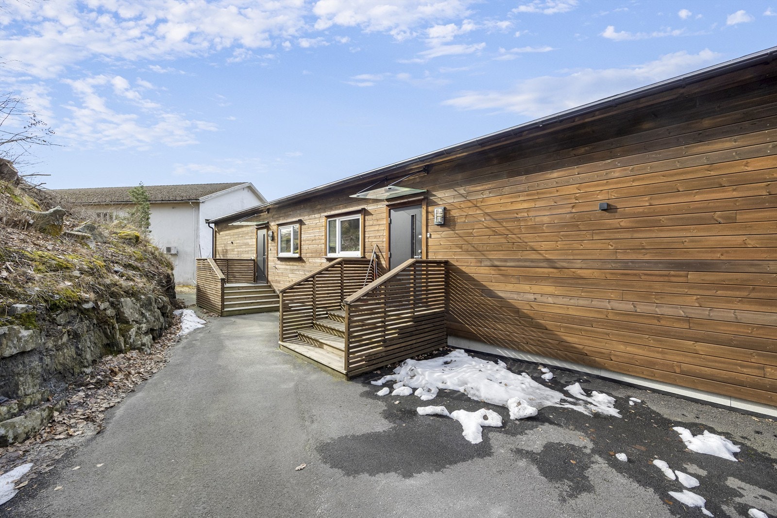 Asfaltert uteområde ved inngangspartiet. Det er kjørevei til døren for av - og pålessing, samt mulighet for etablering av rampe ved behov og etter avklaring i sameiet. Galleribilde