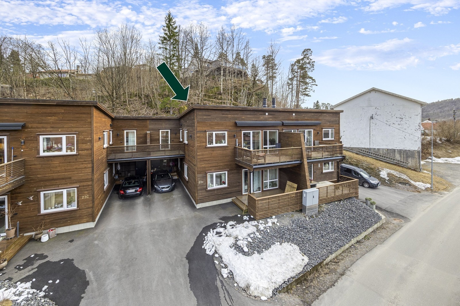 Begge balkongene nærmest pila tilhører leiligheten. Det er en balkong ut fra soverom og en ut fra stua. Galleribilde