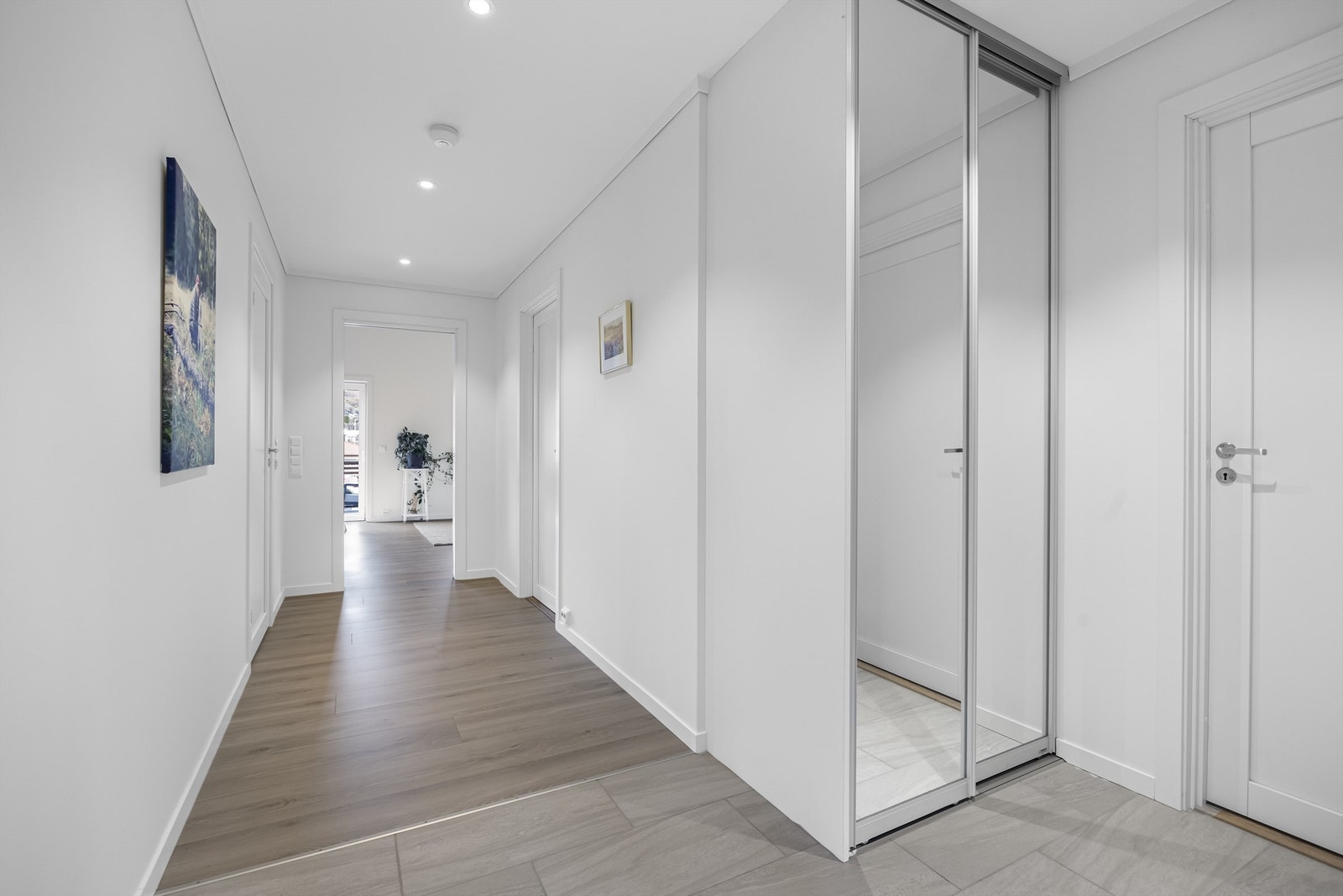 I gangen er det skyvedørsgarderobe og leiligheten er forøvrig terskelfri. Galleribilde