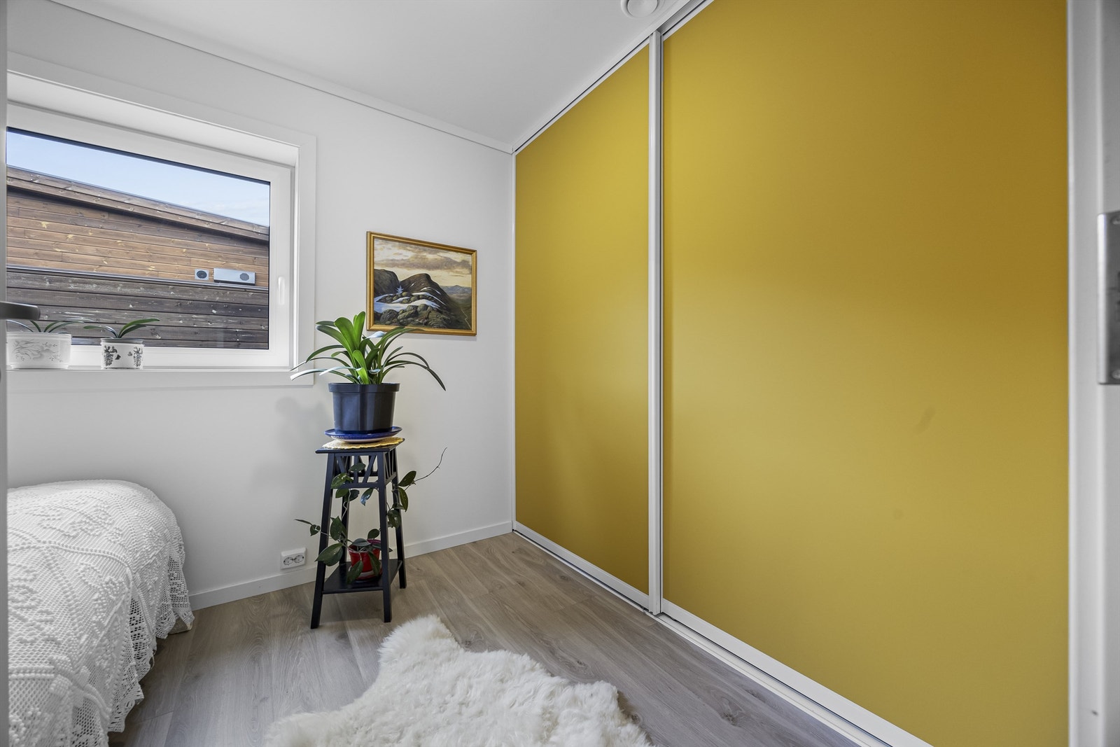 Soverom 2 med skyvedørsgarderobe. Det er totalt tre soverom i leiligheten, men kun tatt bilde av to. Galleribilde