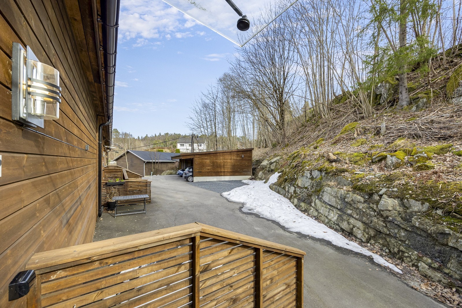 Carporten er få meter ifra døren. Galleribilde