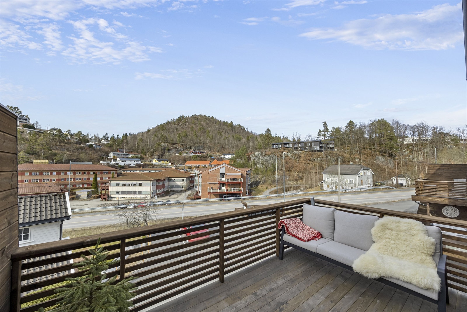 Fra leiligheten er det få meter til Coop Extra og/eller sentrum. Det meste finnes i gangavstand fra leiligheten. Galleribilde