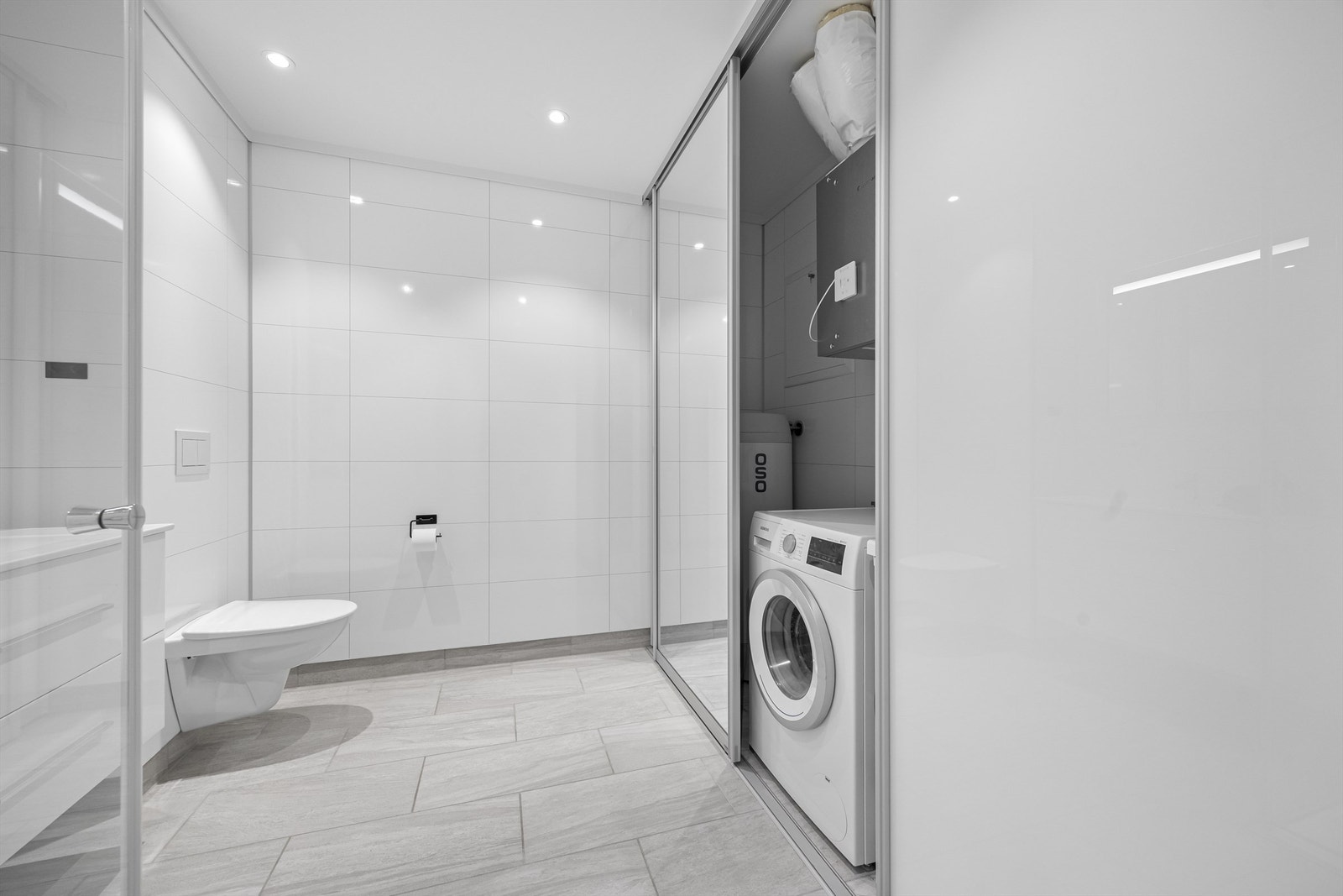 Det er fliser og varmekabler i gulvet på badet. Galleribilde