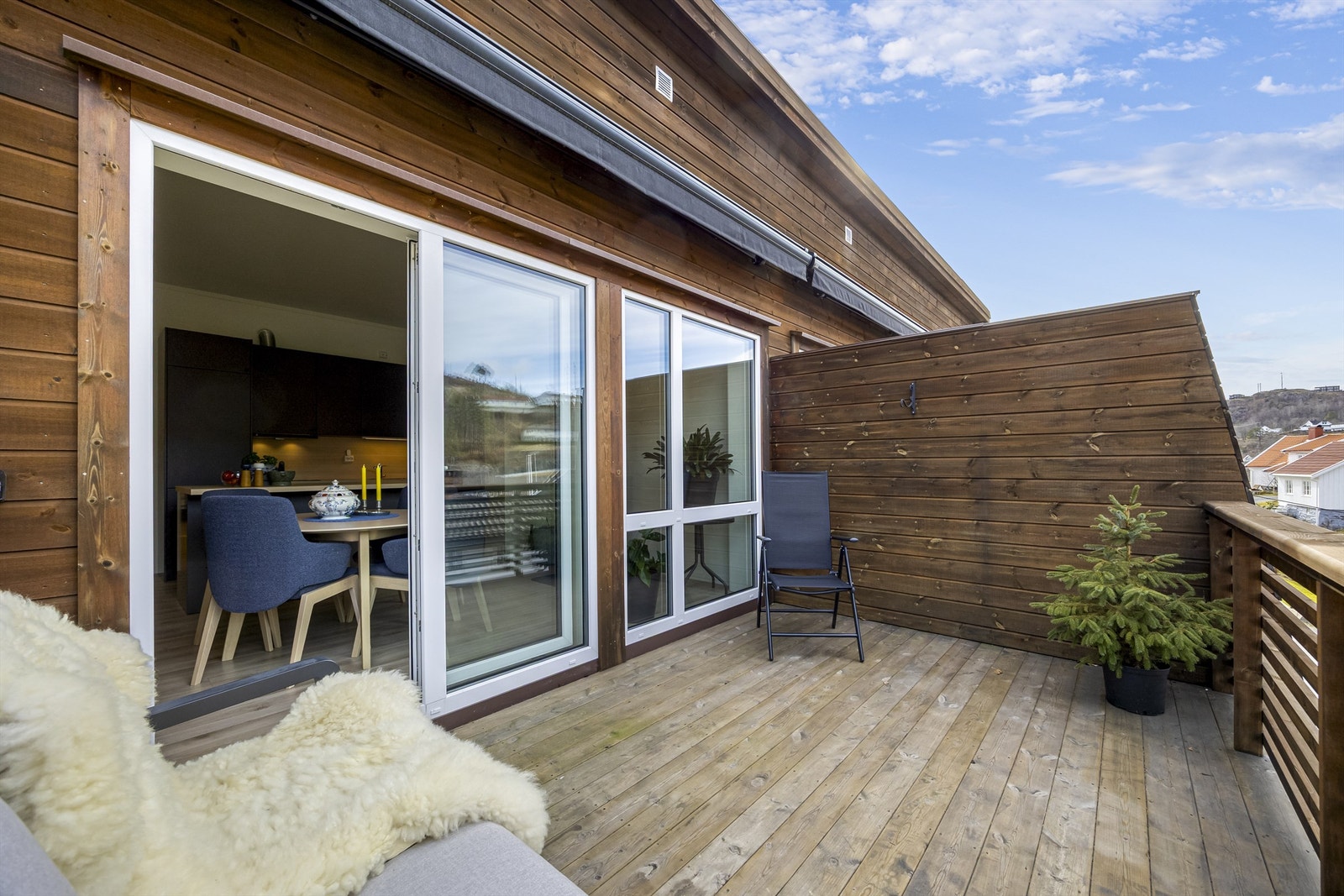 På balkongen er det sol fra dagen (ca. kl. 14) til ca. 20:50 midtsommers. Ved inngangpartiet er kommer solen noe tidligere på dagen. Galleribilde